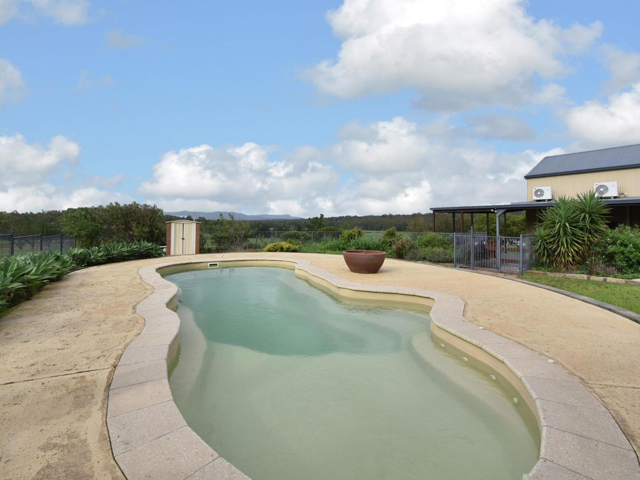 Kelman Cottage with pool and beautiful native wildlife