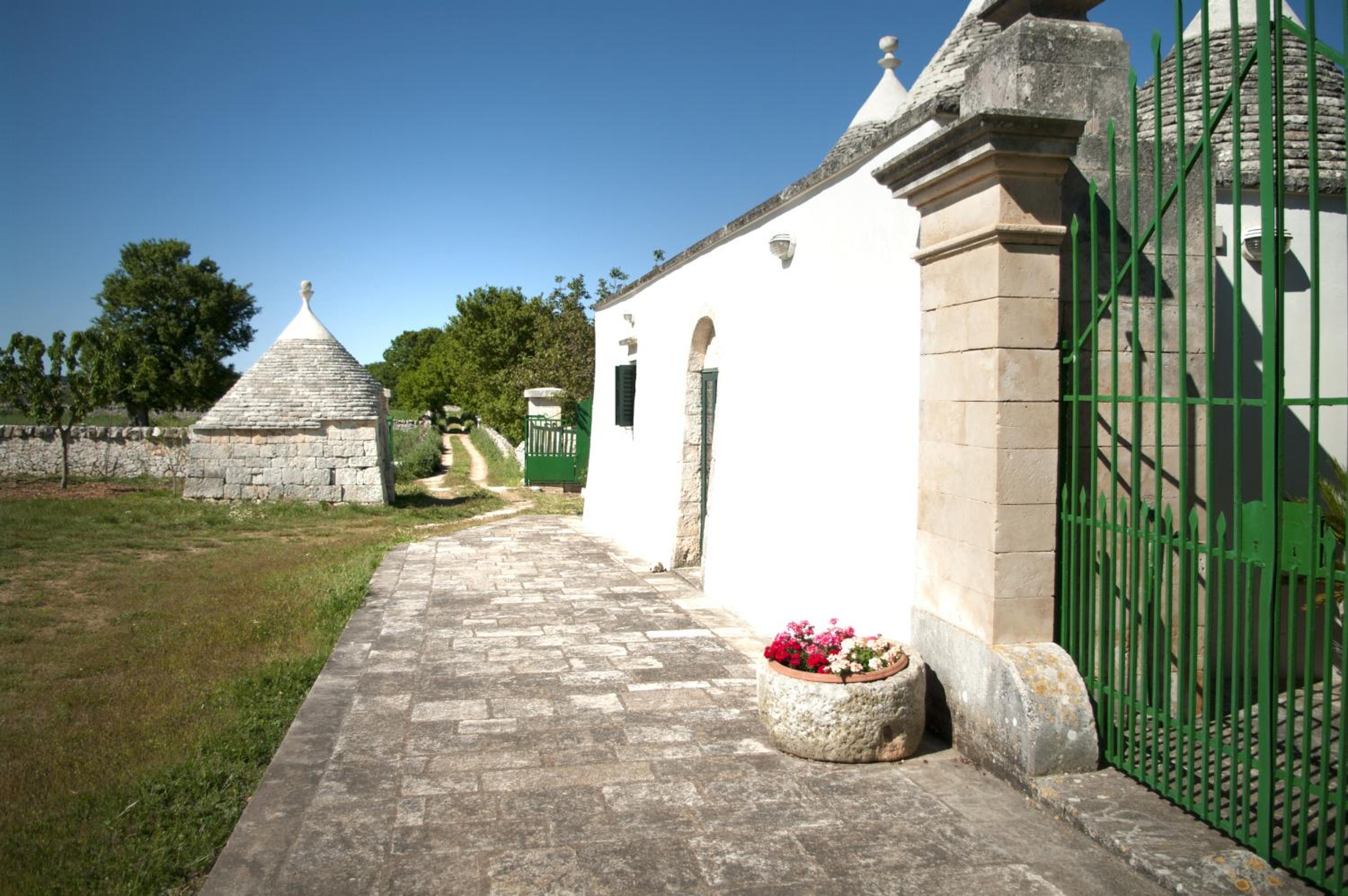 Trulli sul vignale in Masseria Santalachicca view 2