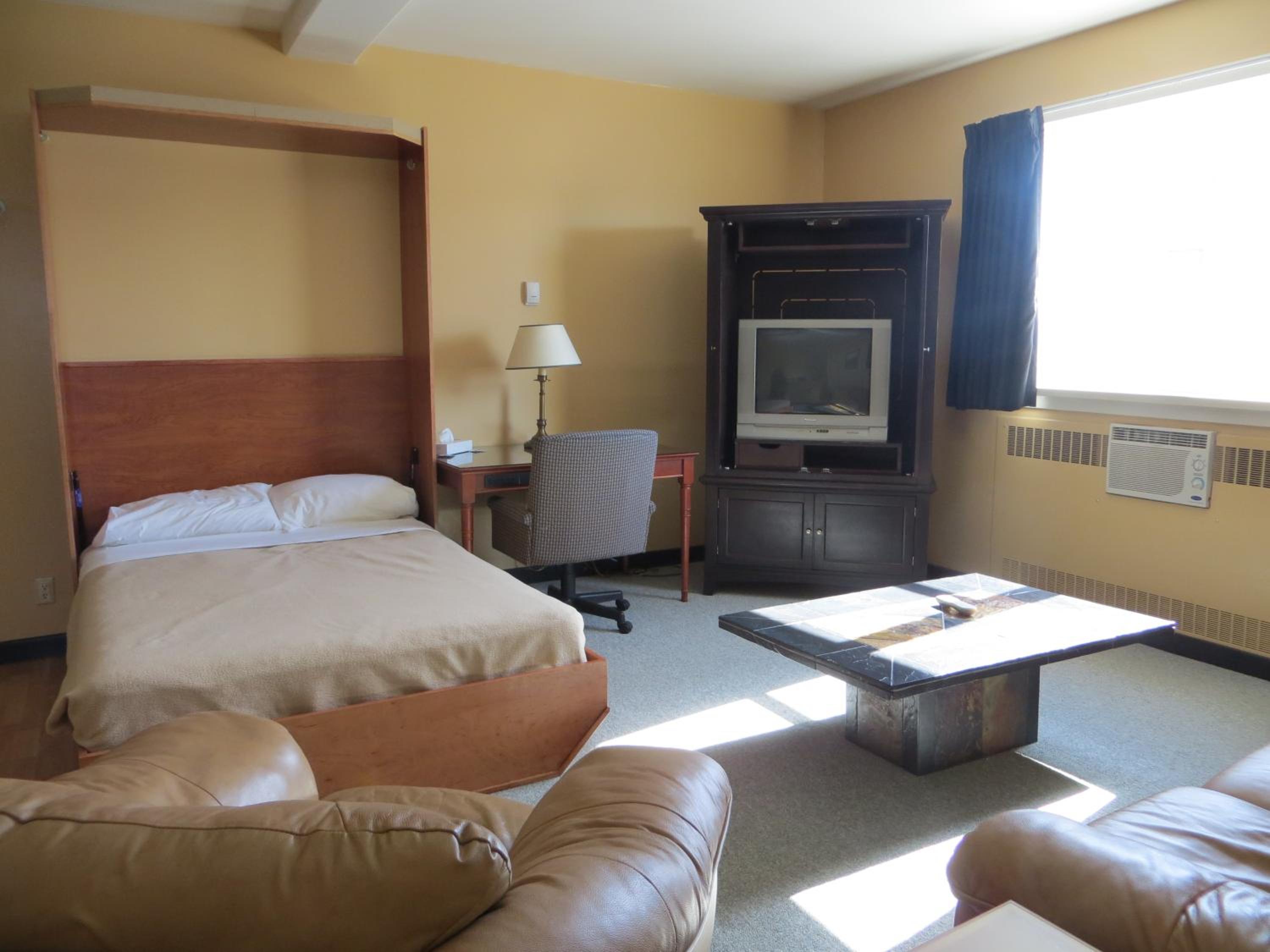Hinton Vacations - Athabasca Valley Inn  Suites - Property Image 3