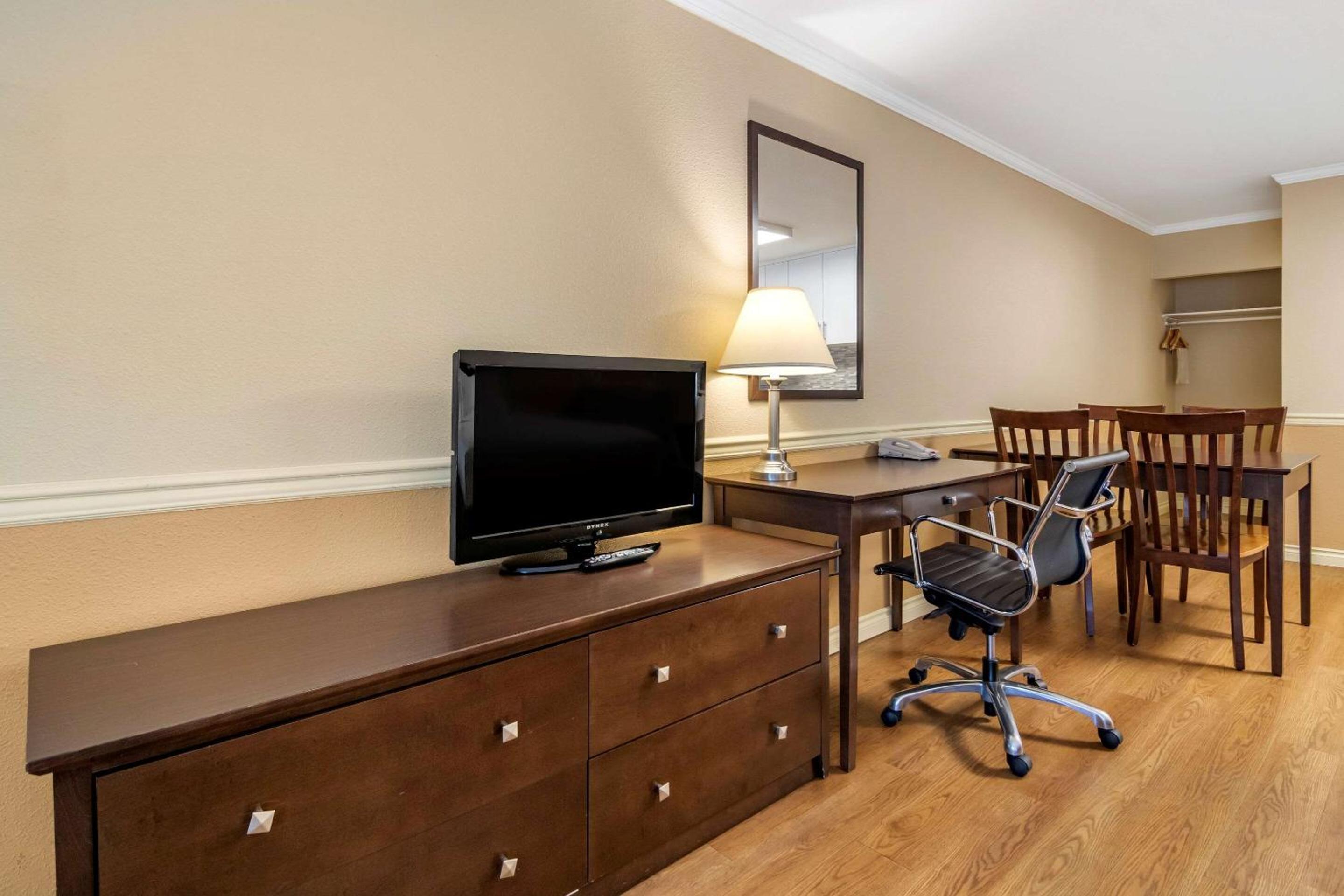 Econo Lodge Inn & Suites
