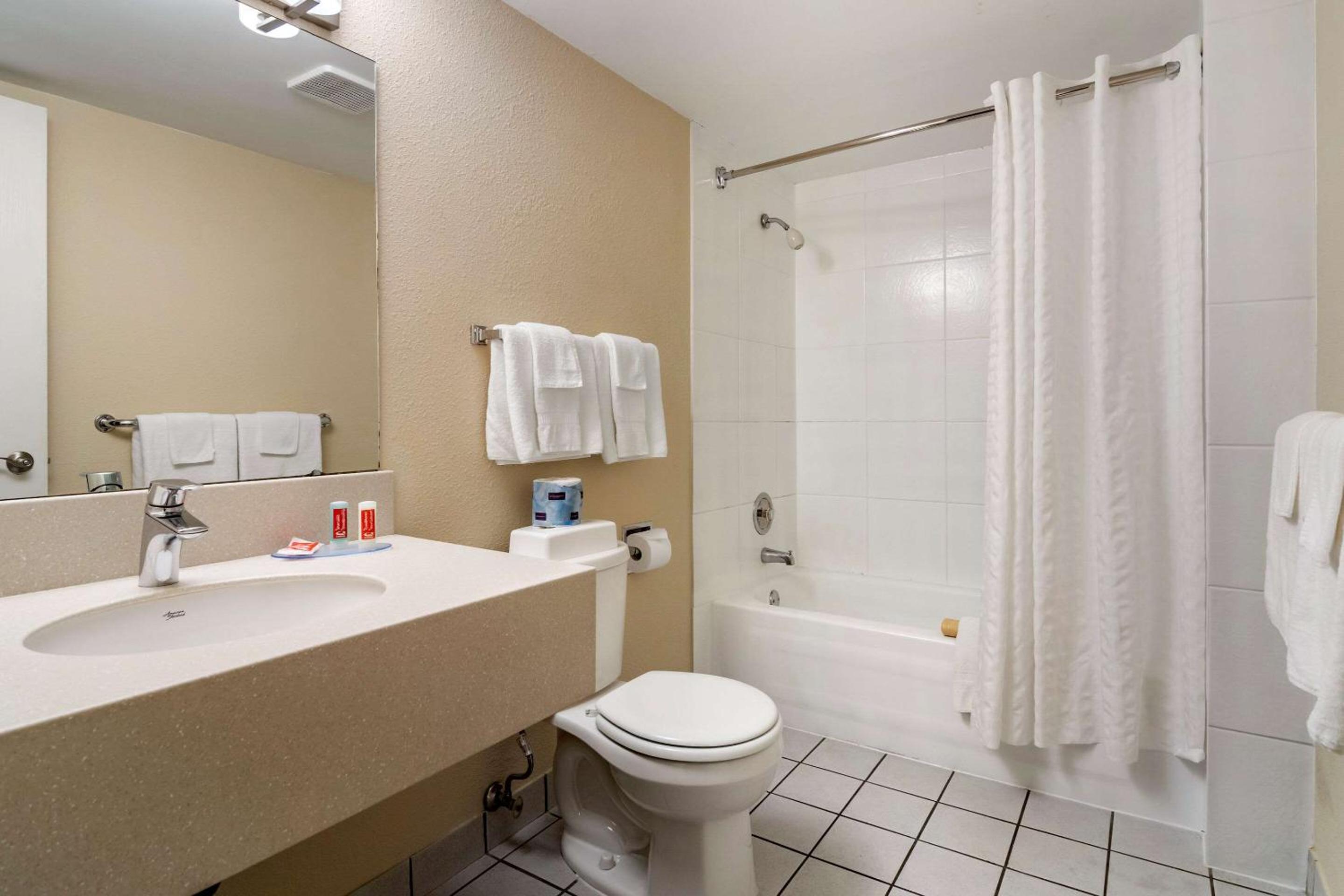 Econo Lodge Inn & Suites