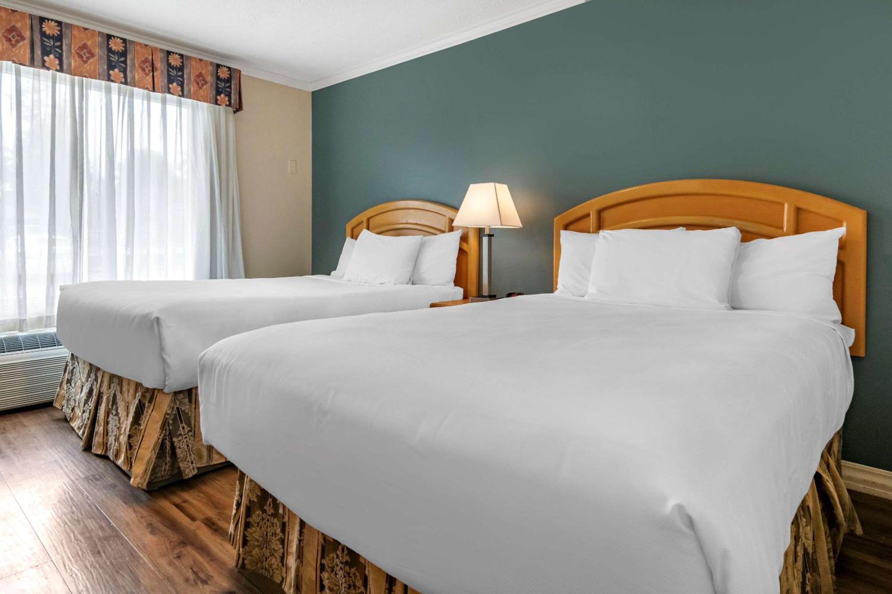 Econo Lodge Inn & Suites