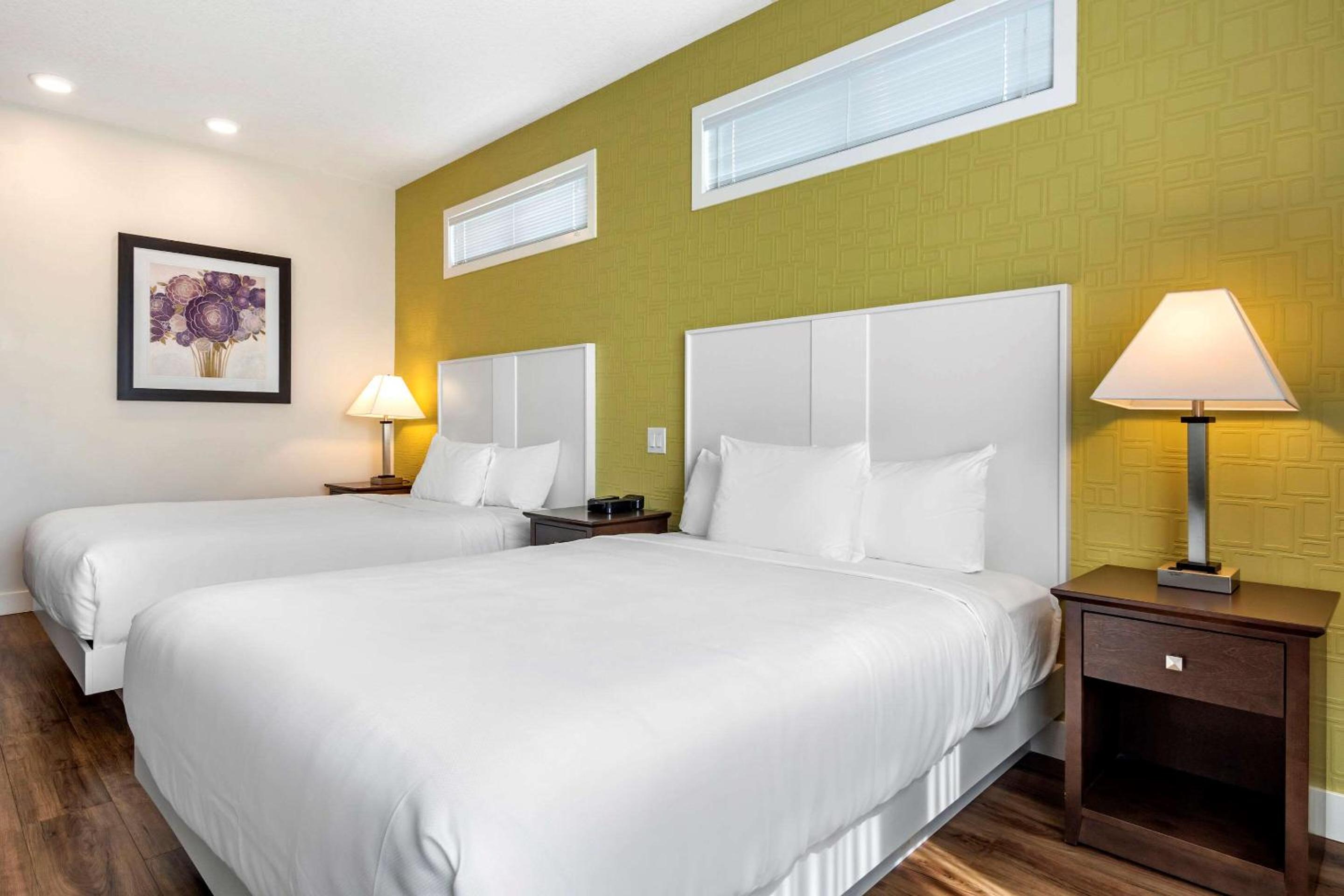 Econo Lodge Inn & Suites