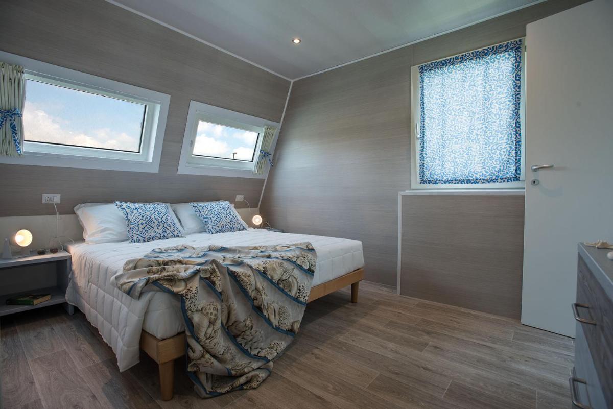 Marina houseboat 2 pax view 3