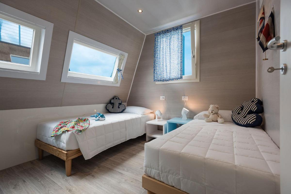 Marina houseboat 2 pax view 4
