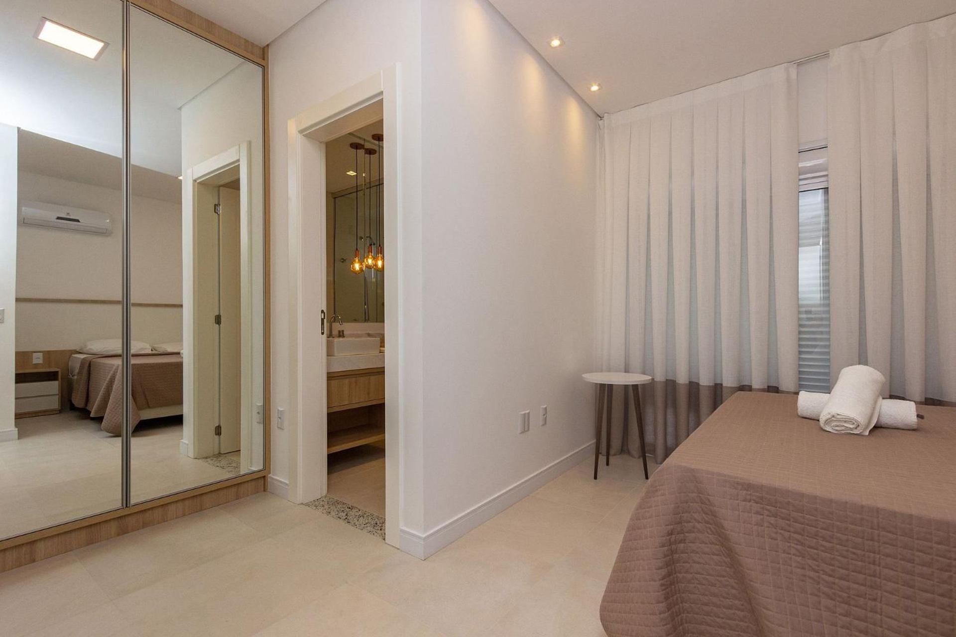Mar de Fora 205 – Lindíssima Cobertura Duplex - Piscina no Condomínio - 100 Metros da Praia de Mariscal.