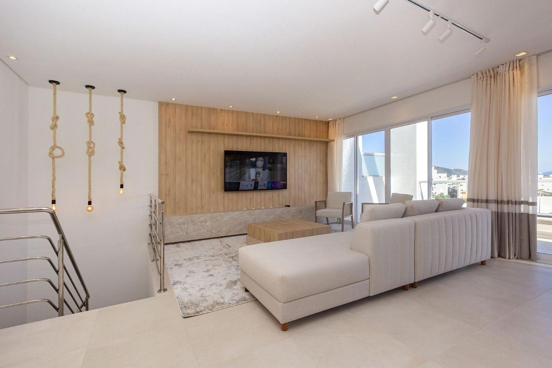 Mar de Fora 205 – Lindíssima Cobertura Duplex - Piscina no Condomínio - 100 Metros da Praia de Mariscal.
