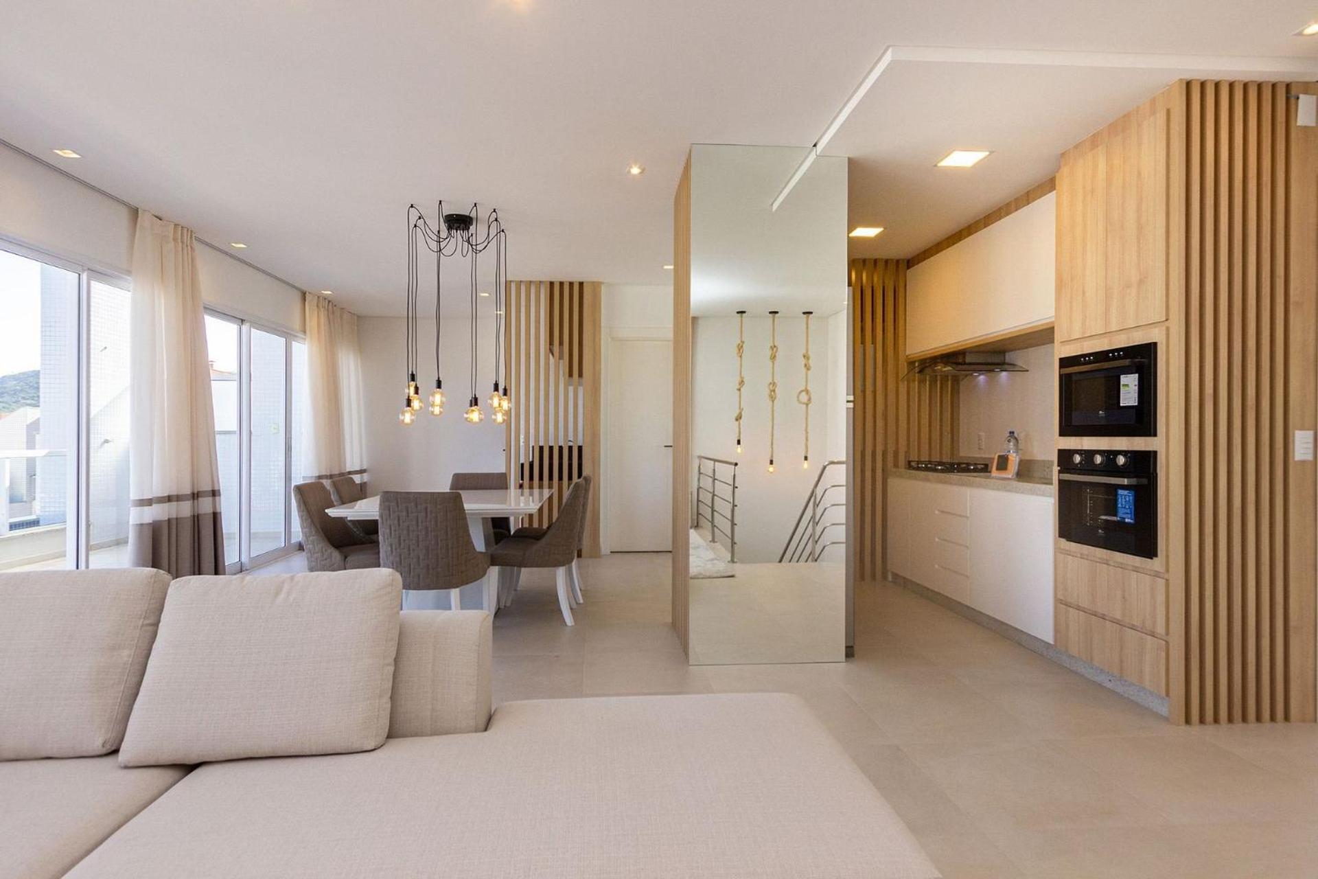 Mar de Fora 205 – Lindíssima Cobertura Duplex - Piscina no Condomínio - 100 Metros da Praia de Mariscal.