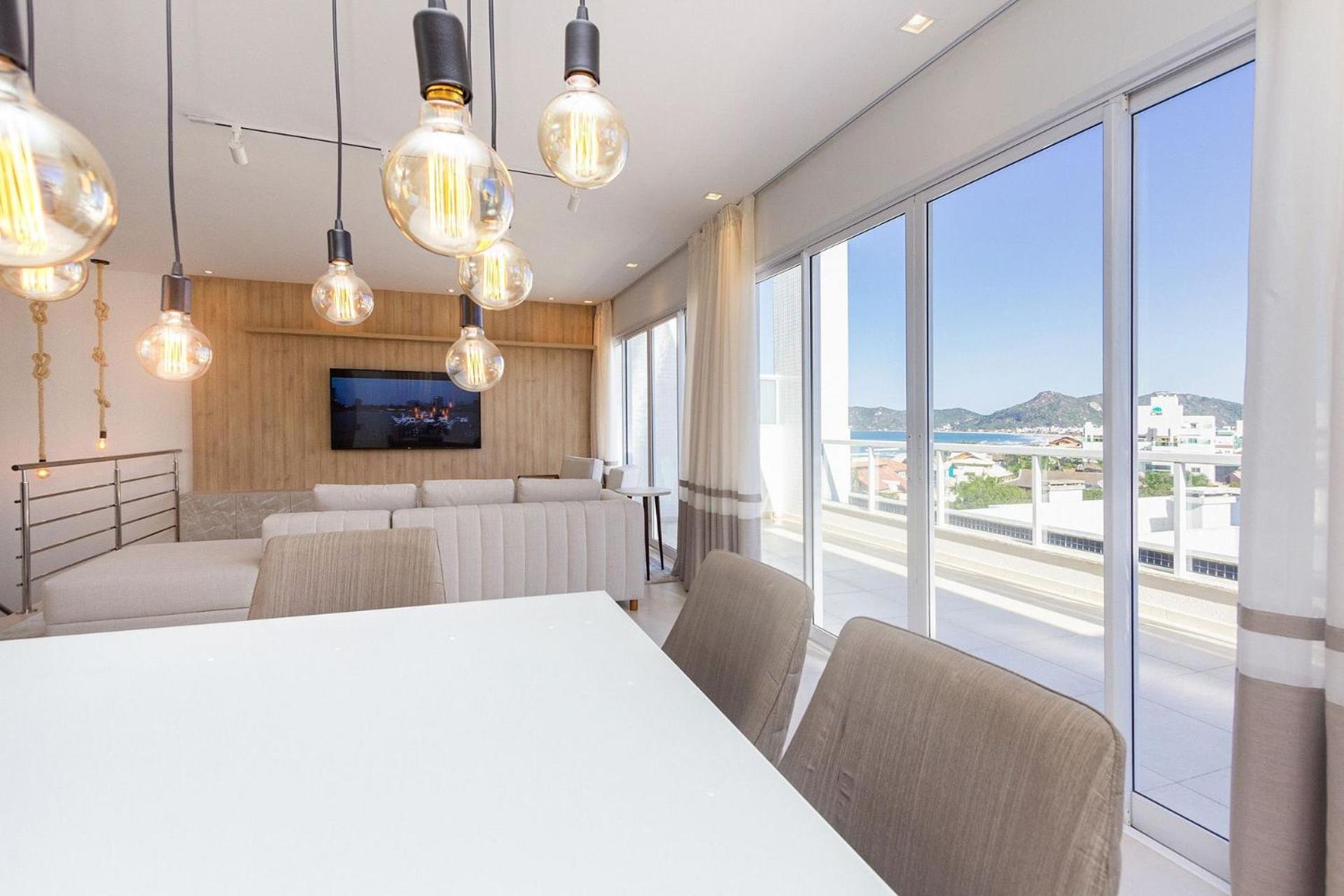 Mar de Fora 205 – Lindíssima Cobertura Duplex - Piscina no Condomínio - 100 Metros da Praia de Mariscal.