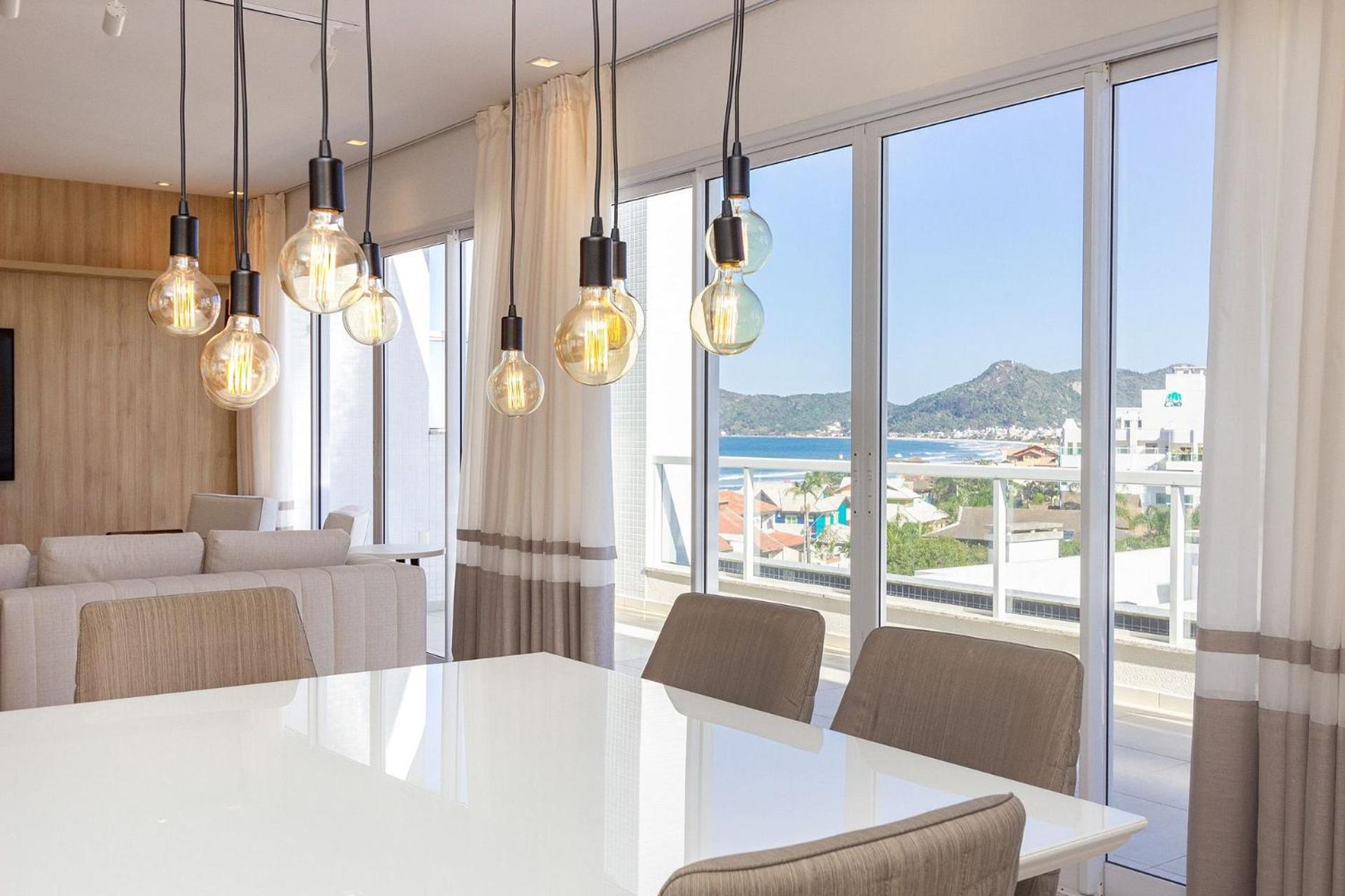Mar de Fora 205 – Lindíssima Cobertura Duplex - Piscina no Condomínio - 100 Metros da Praia de Mariscal.