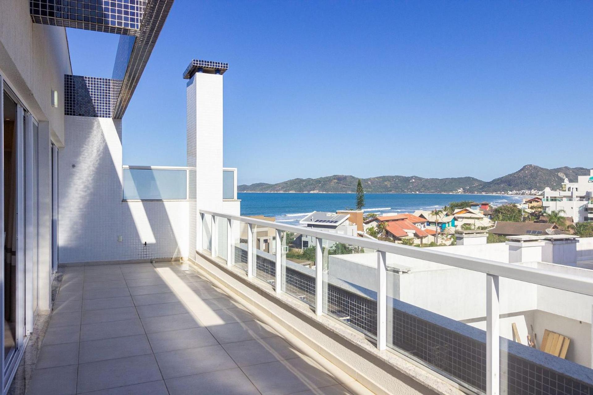 Mar de Fora 205 – Lindíssima Cobertura Duplex - Piscina no Condomínio - 100 Metros da Praia de Mariscal.
