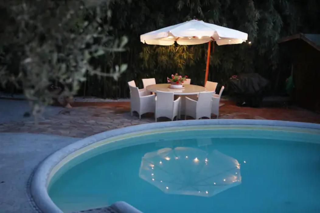 casa vacanza con piscina grande e idromassaggio jacuzzi