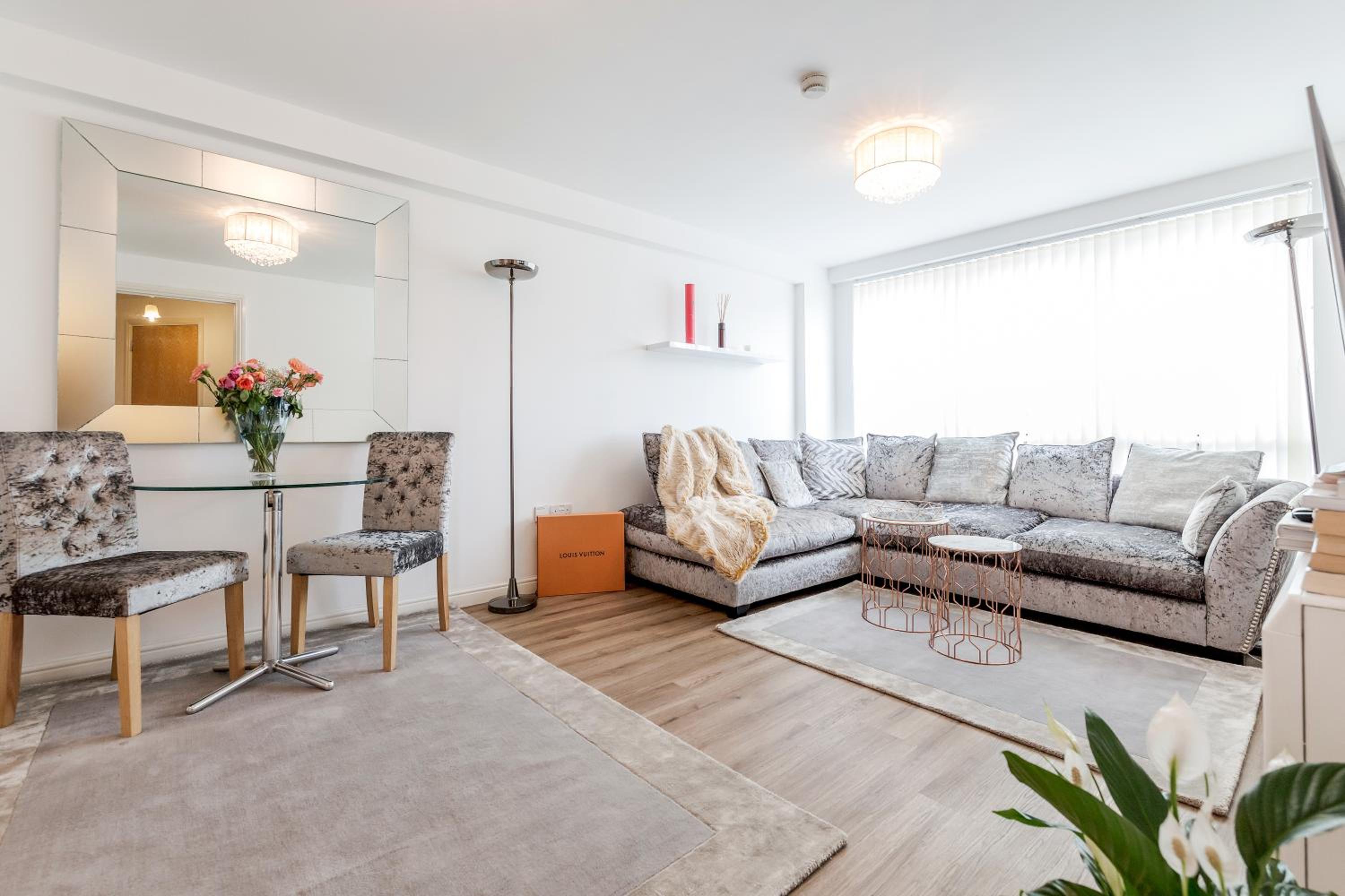 *Spacious-Modern One Bed Flat. Riverside Location*