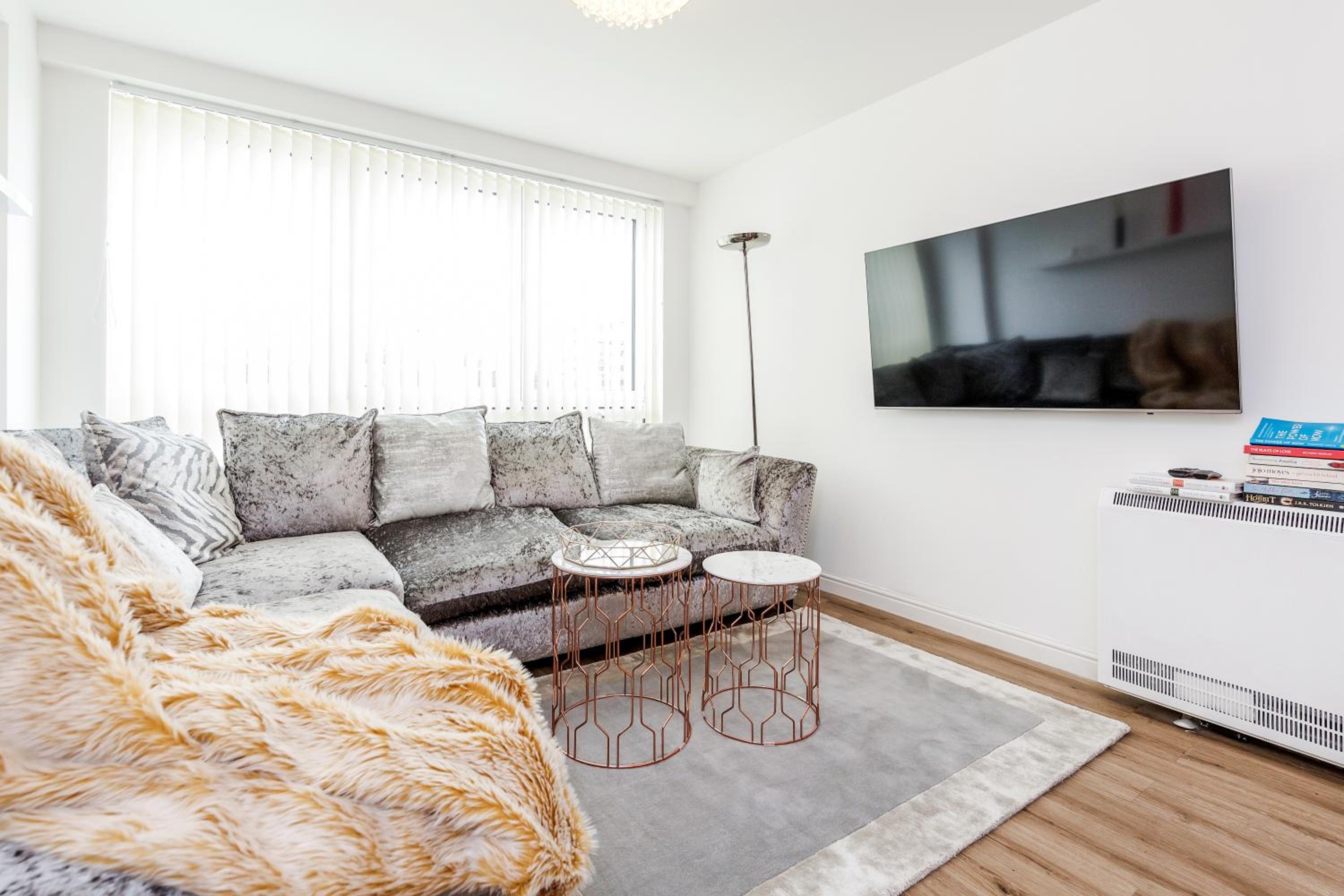 *Spacious-Modern One Bed Flat. Riverside Location*