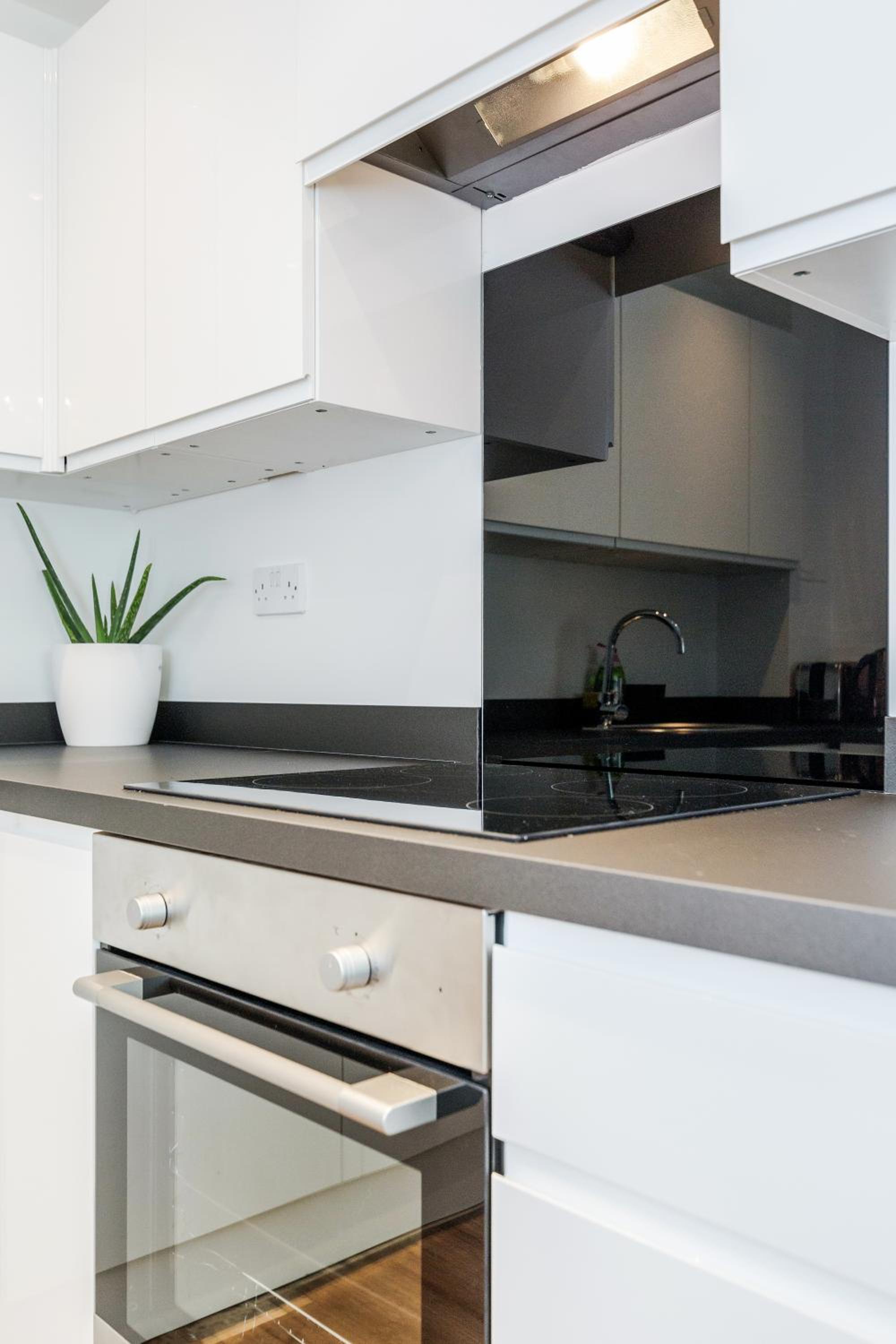 *Spacious-Modern One Bed Flat. Riverside Location*