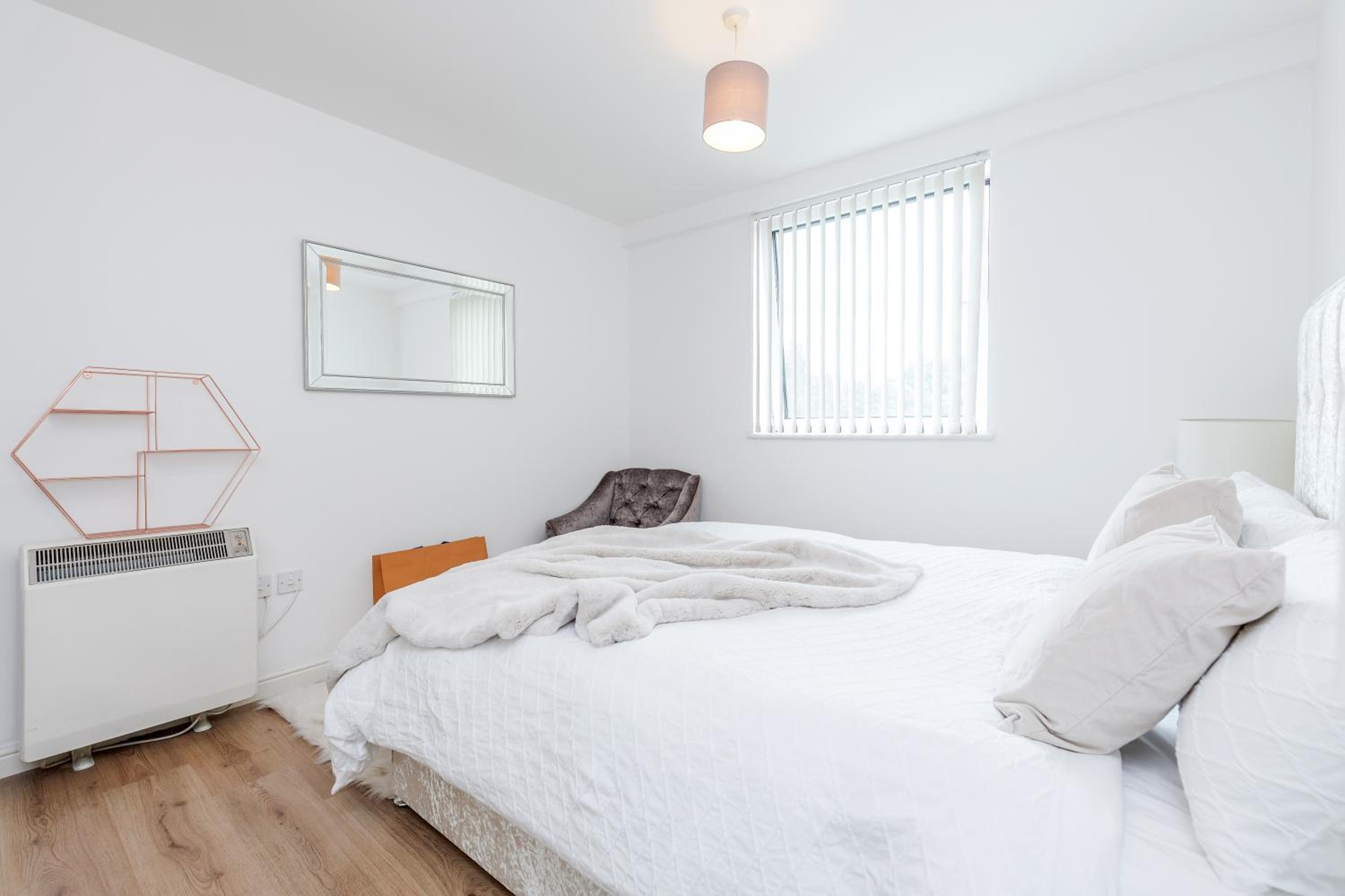 *Spacious-Modern One Bed Flat. Riverside Location*