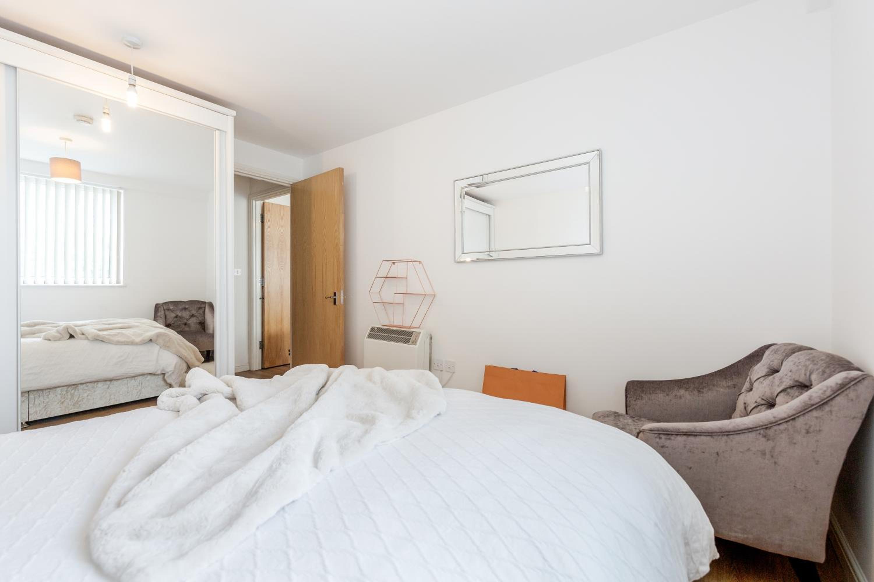 *Spacious-Modern One Bed Flat. Riverside Location*
