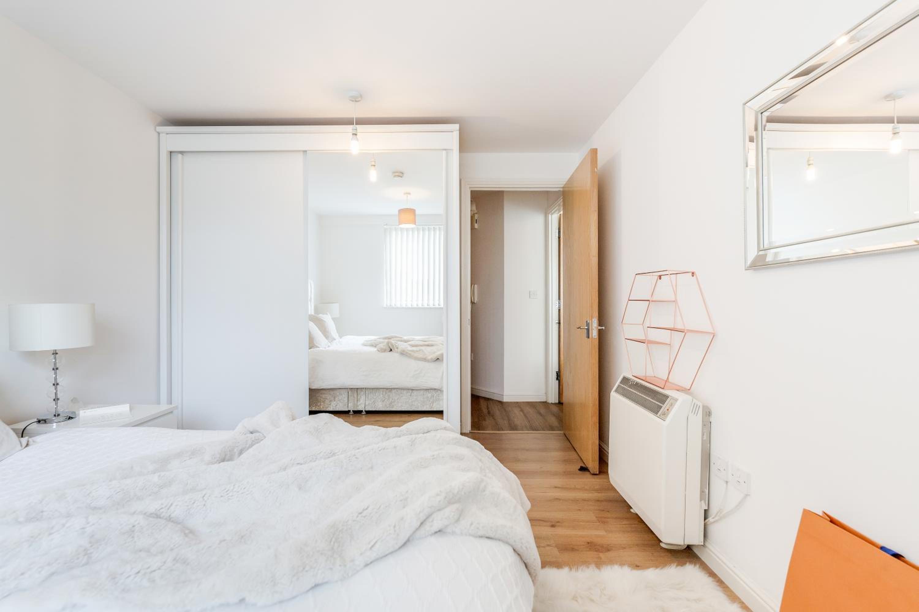 *Spacious-Modern One Bed Flat. Riverside Location*