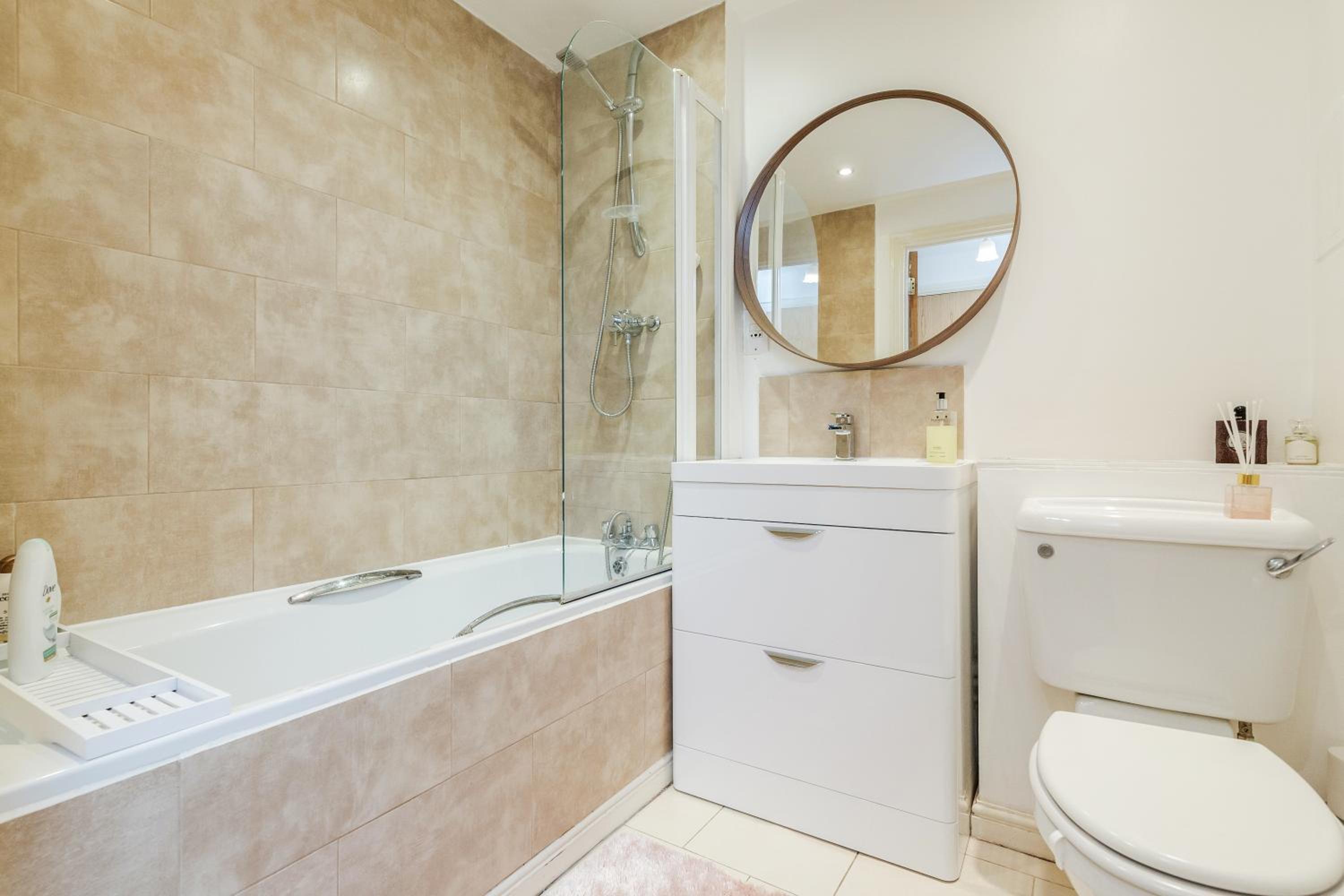 *Spacious-Modern One Bed Flat. Riverside Location*