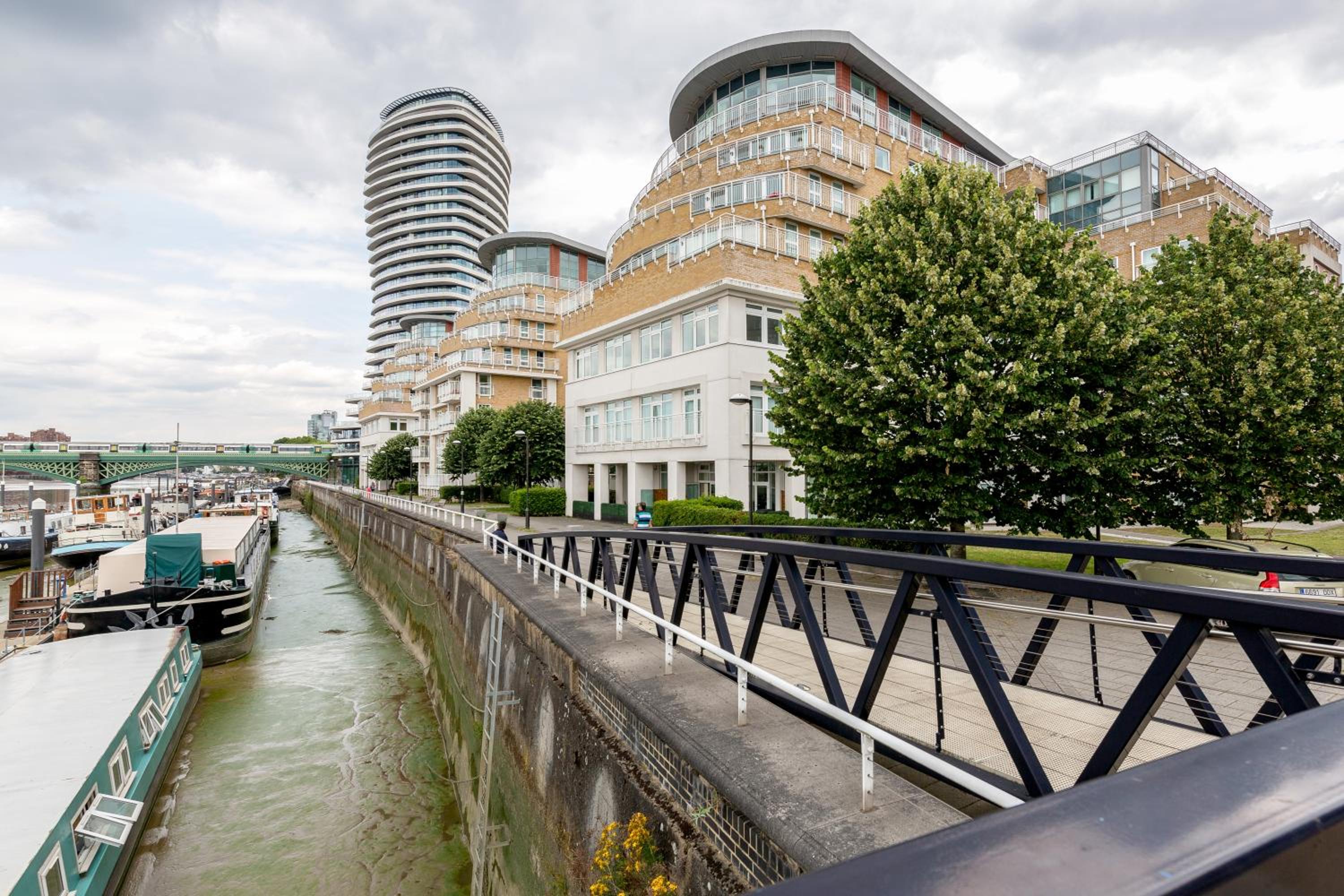 *Spacious-Modern One Bed Flat. Riverside Location*