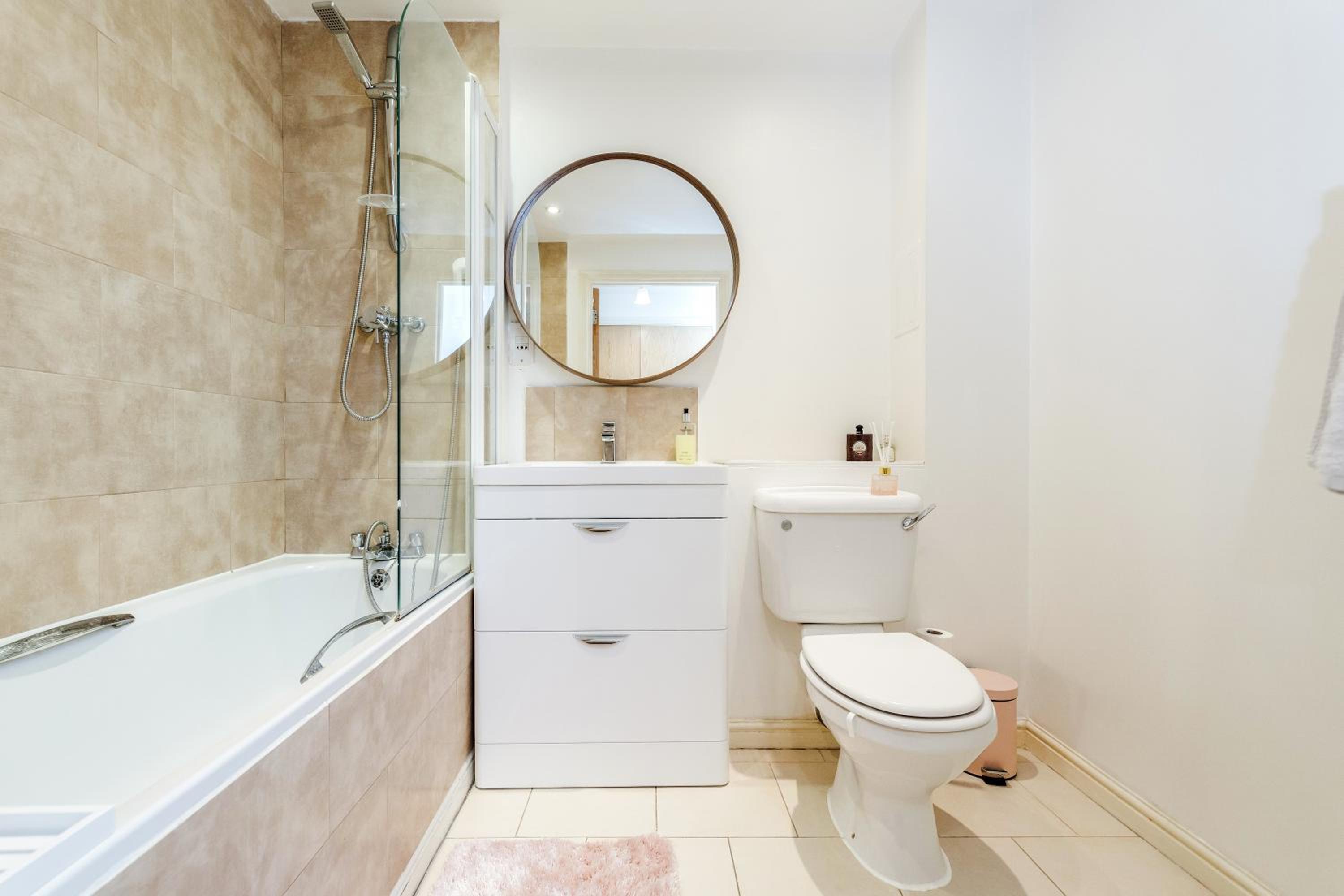 *Spacious-Modern One Bed Flat. Riverside Location*