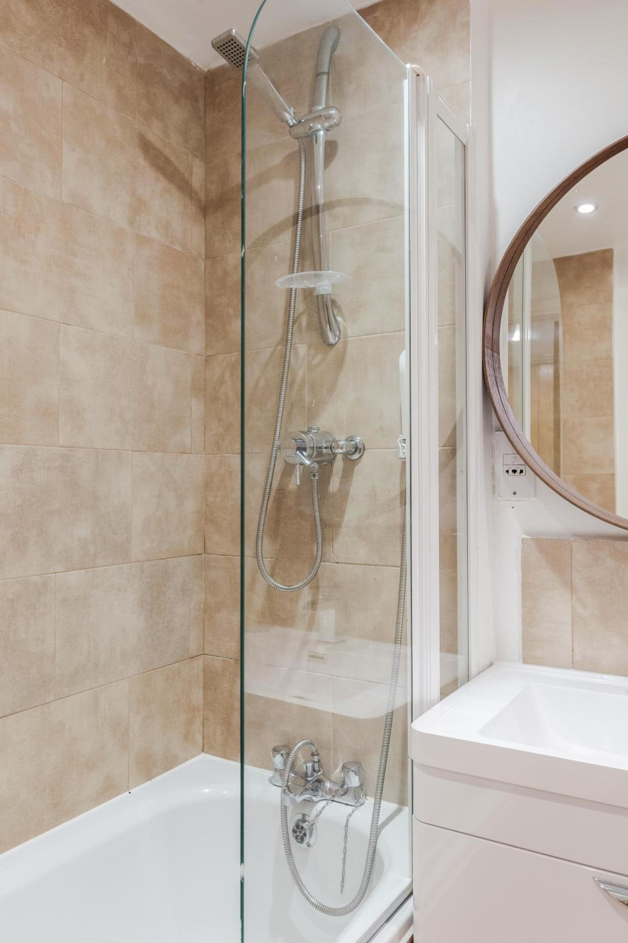 *Spacious-Modern One Bed Flat. Riverside Location*