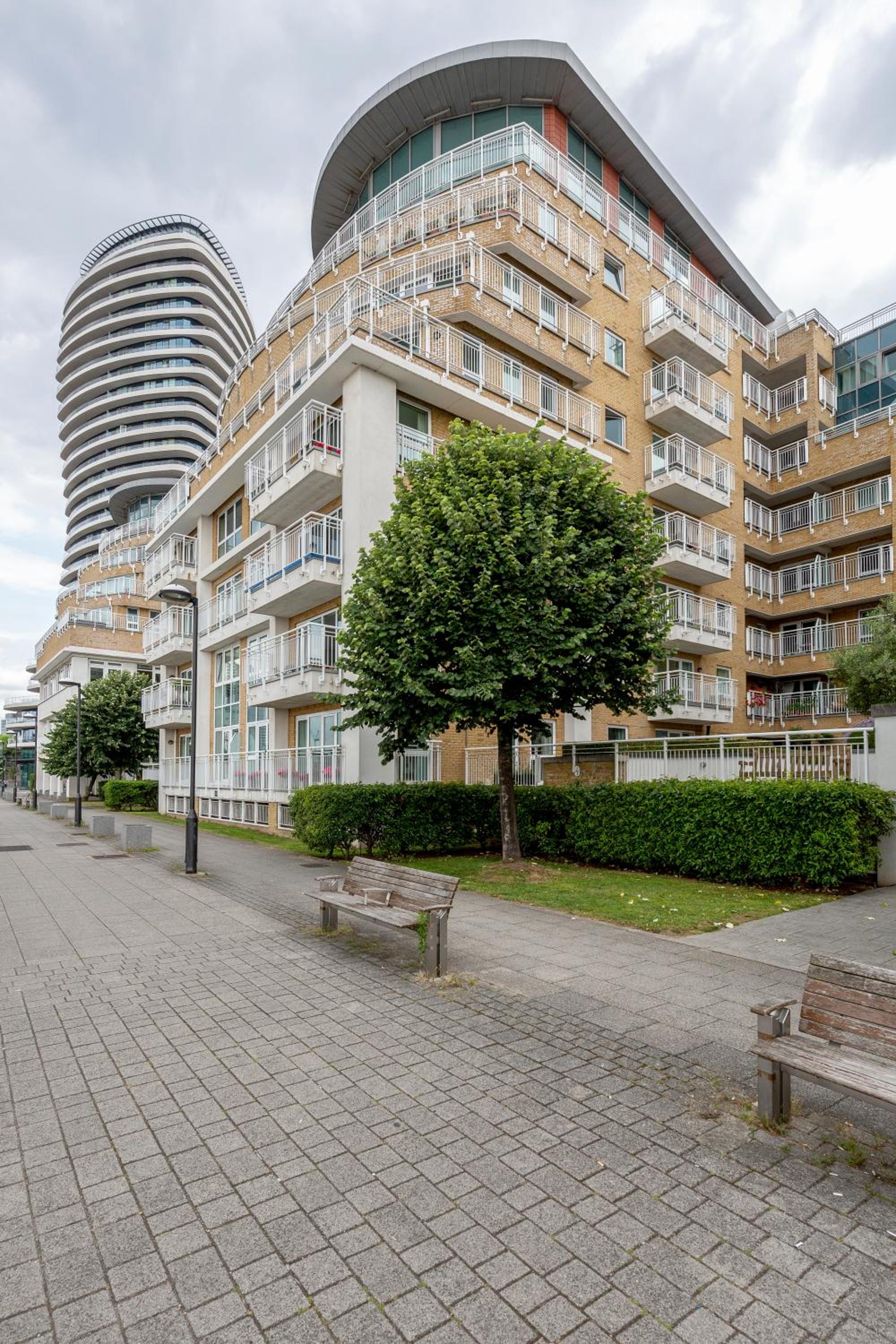 *Spacious-Modern One Bed Flat. Riverside Location*