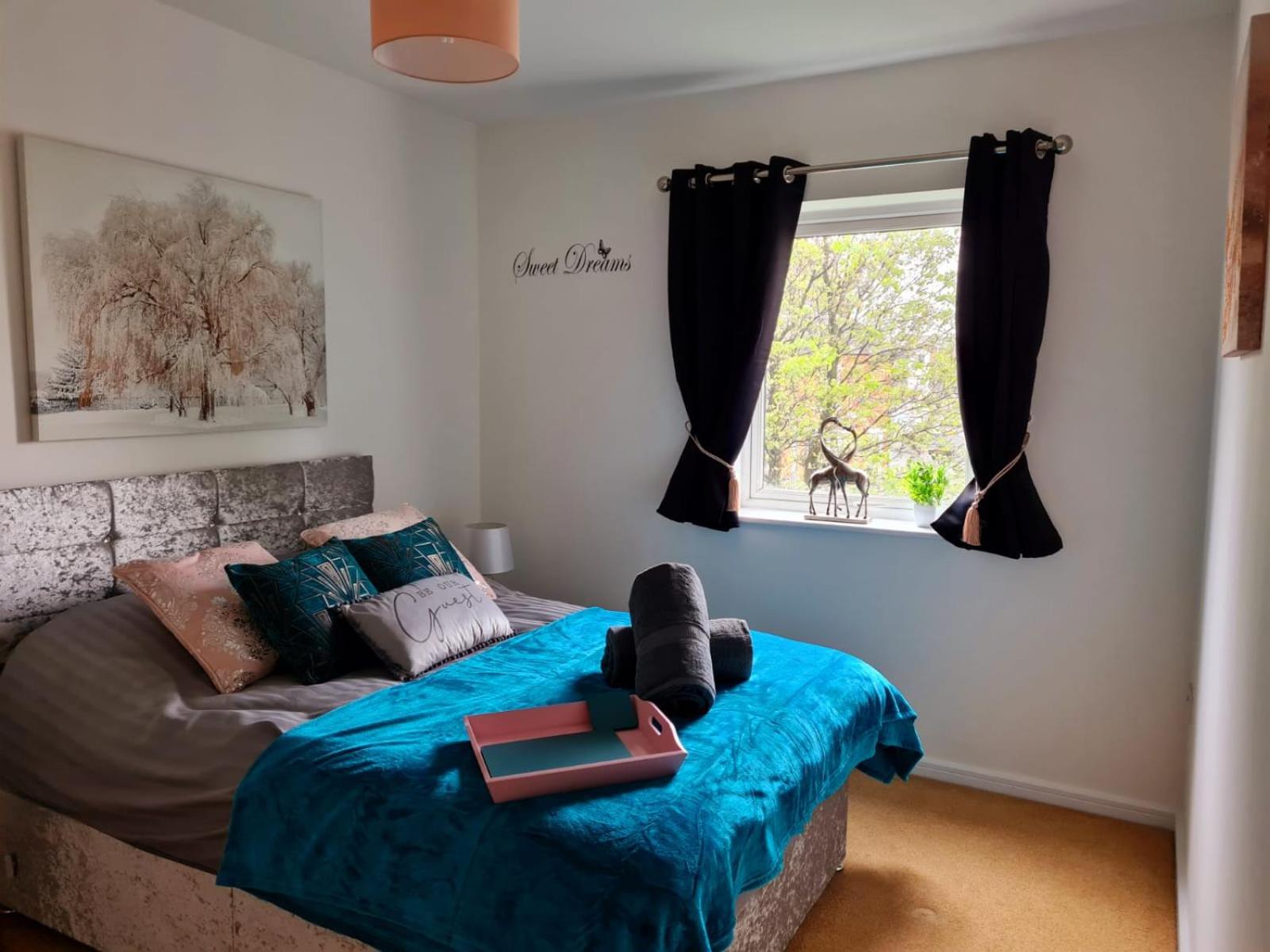 Warrington Vacations - Emerald Blossom-Central Warrington, Luxurious Yet Homely, WiFi, Secure Parking - Property Image 1