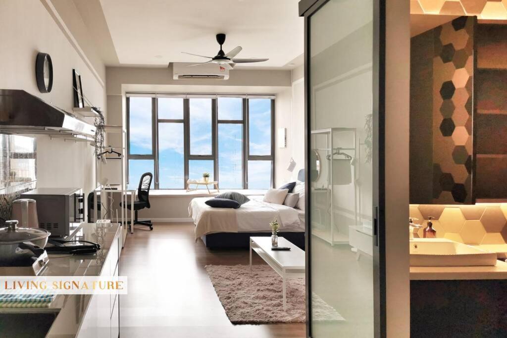 Ceylonz Suites KL Studio near Bukit Bintang - Living Signature