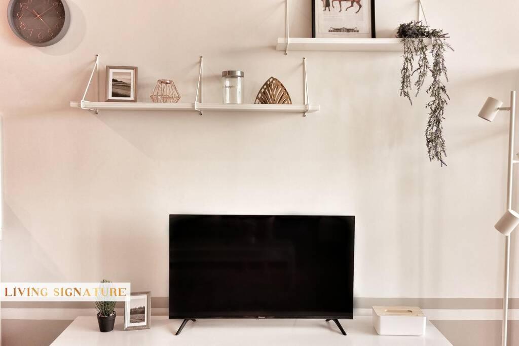 Ceylonz Suites KL Studio near Bukit Bintang - Living Signature