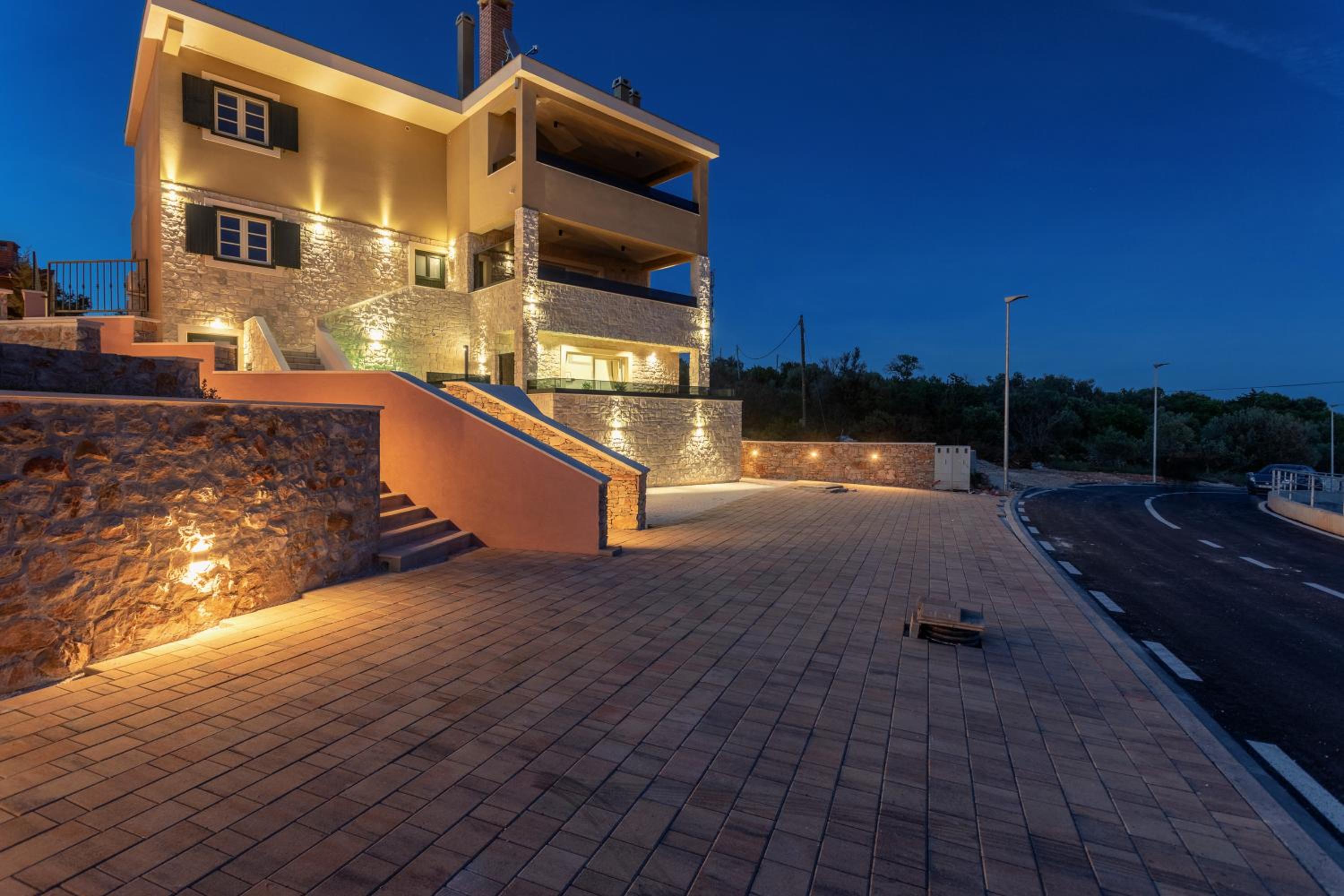 TEONA Luxury Studio Apartment with jacuzzi and garden view view 2