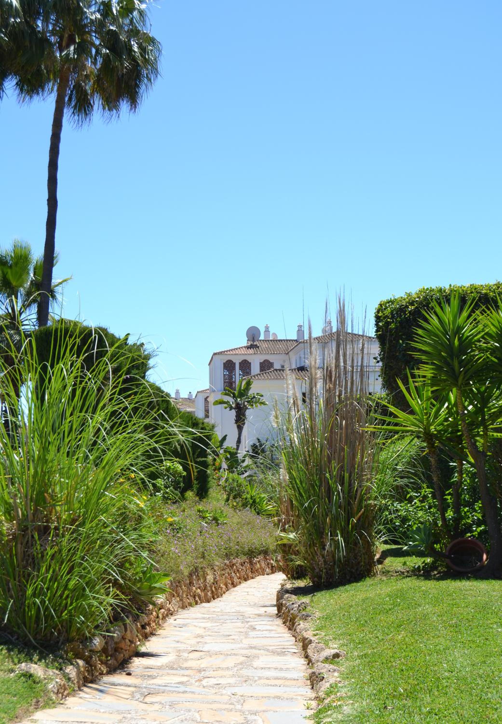 Luxury garden apartment - walking distance to the sea view 2