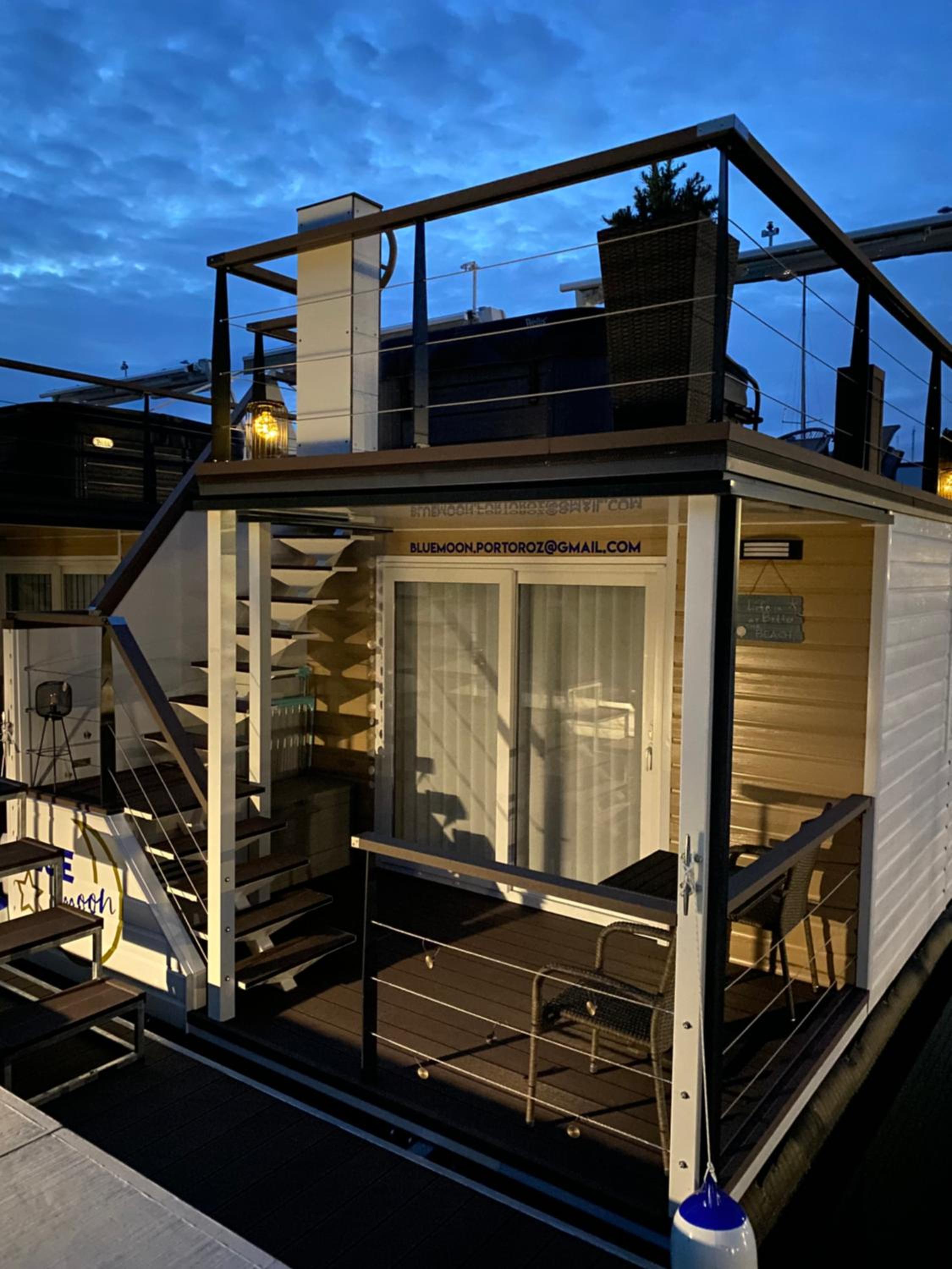 Hotel Floating House Blue Star