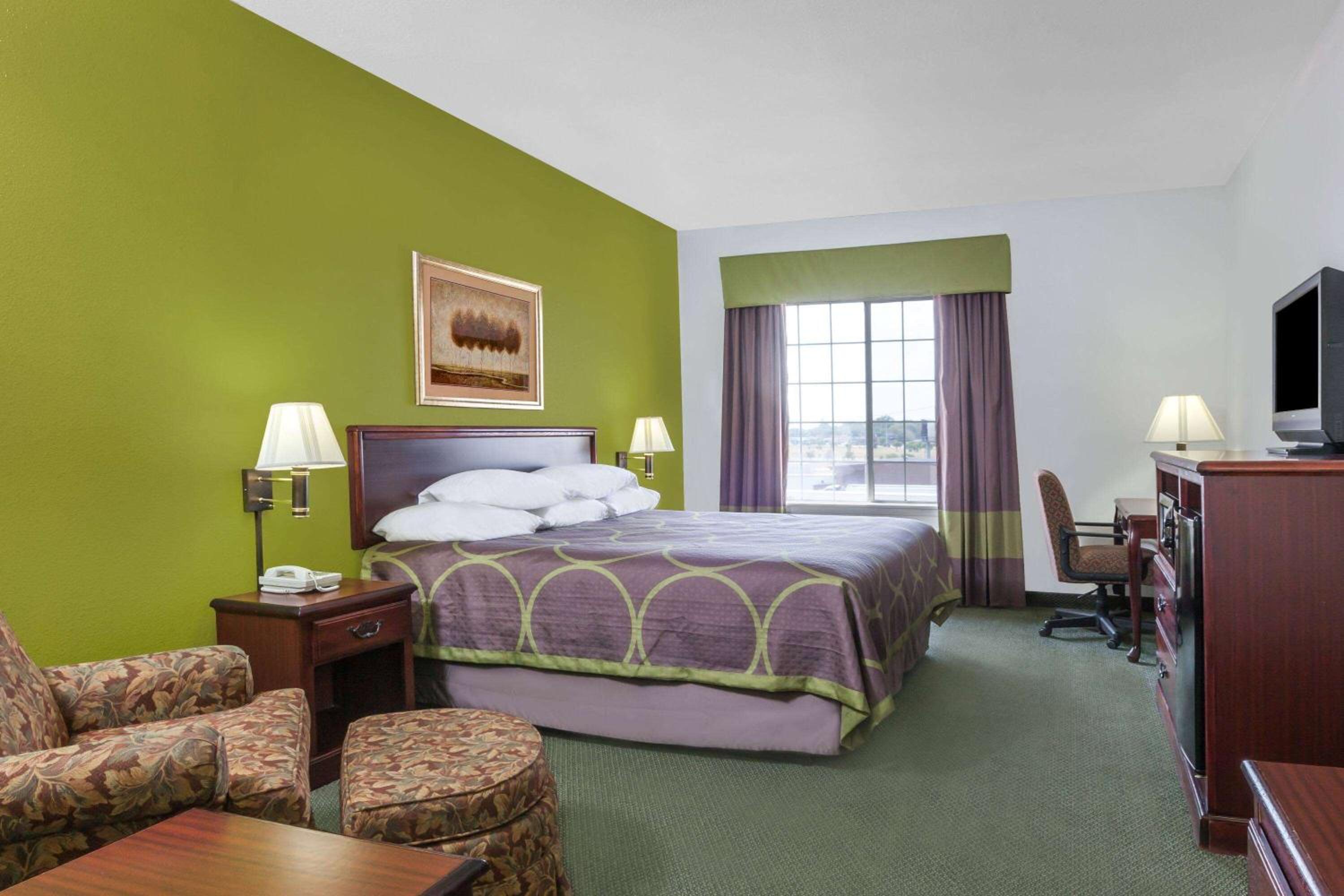 Hillsboro Vacations - Super 8 by Wyndham Hillsboro TX - Property Image 3