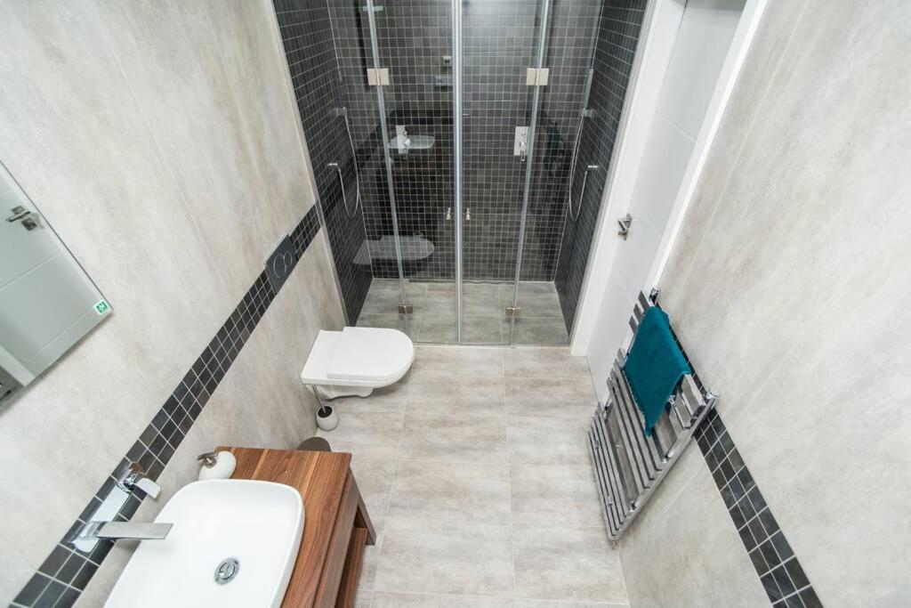 Old Town 1 Bedroom Oasis with AC and Double Shower