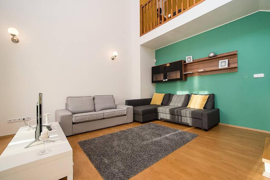 Great Terrace in Big, Central Flat
