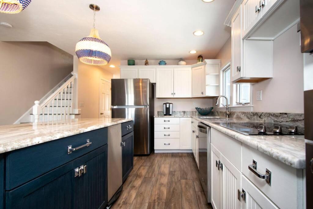 Large 5 Bdrm Home in Desirable Rexhame Beach! view 2