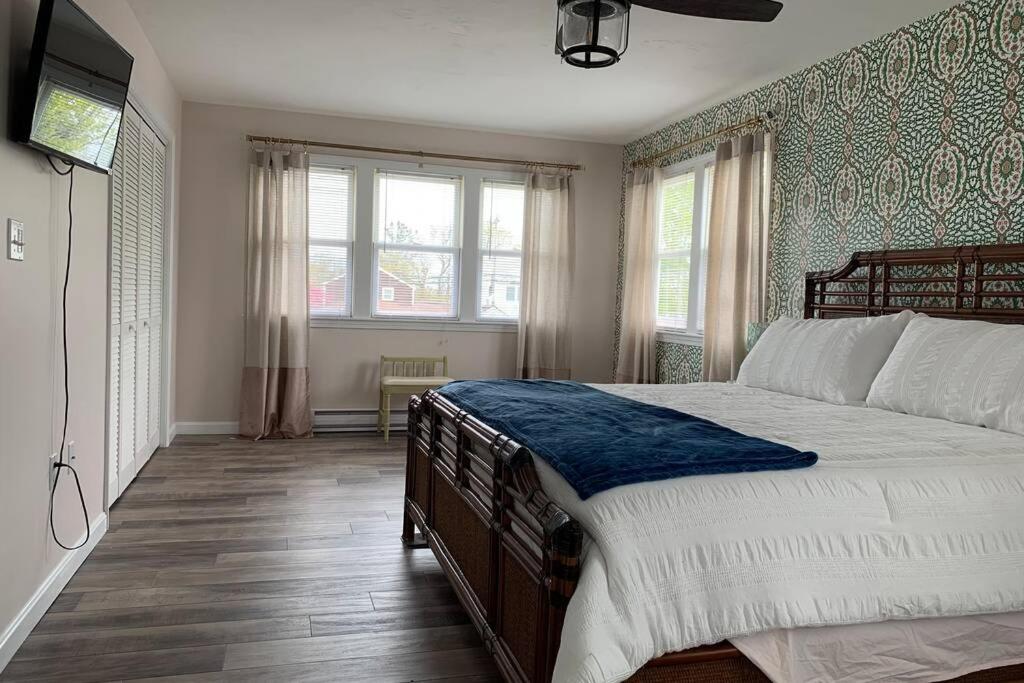 Large 5 Bdrm Home in Desirable Rexhame Beach! view 4