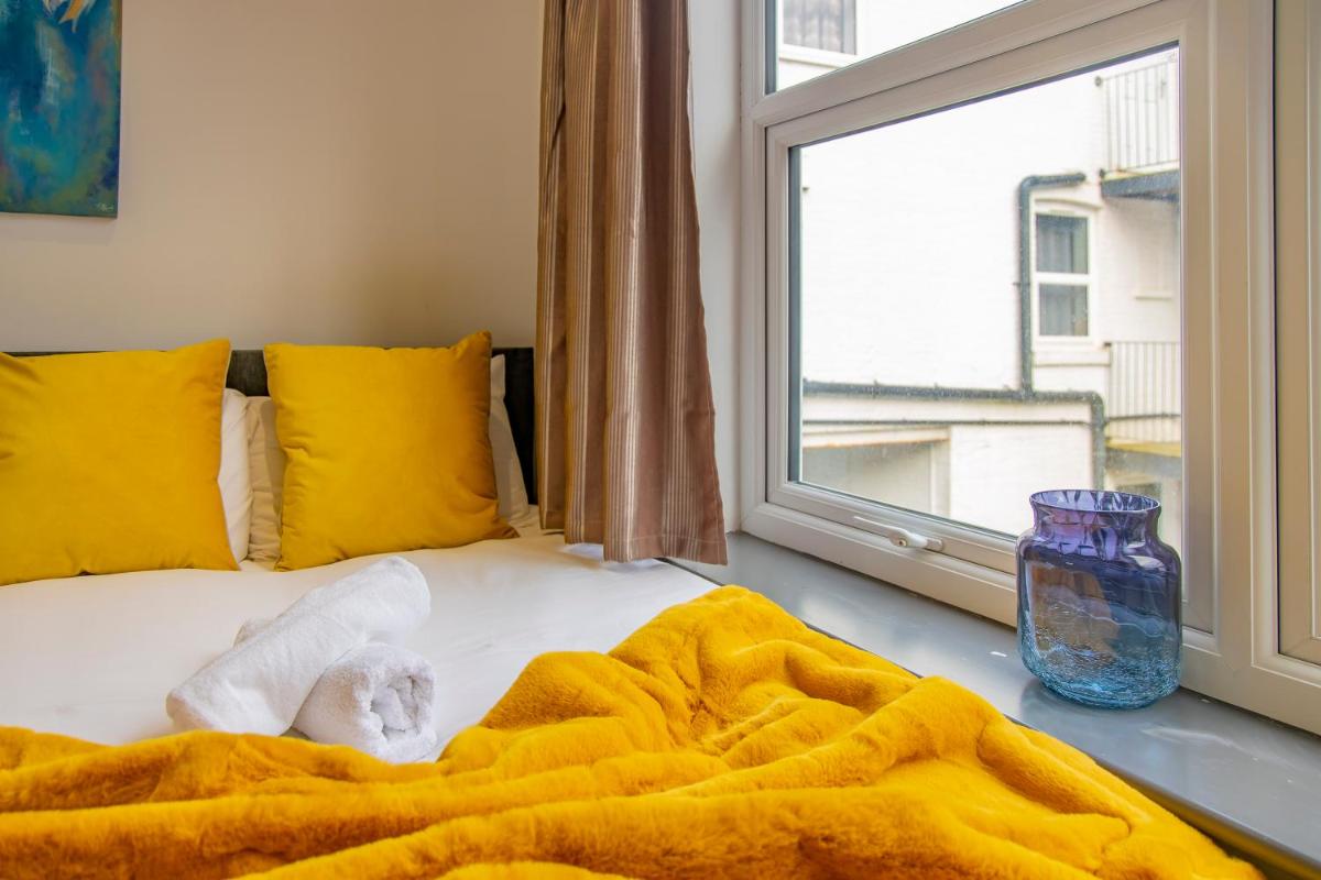 Modern 3 bed flat in quiet BRIGHTON location OM18 view 5