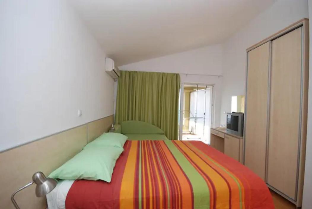 BMV room with east island view photo 4