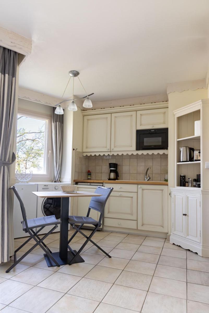 Situation exceptionnelle pour ce cosy studio avec terrasse SUR LAC, dans résidence avec PLAGE et ponton PRIVEE view 3