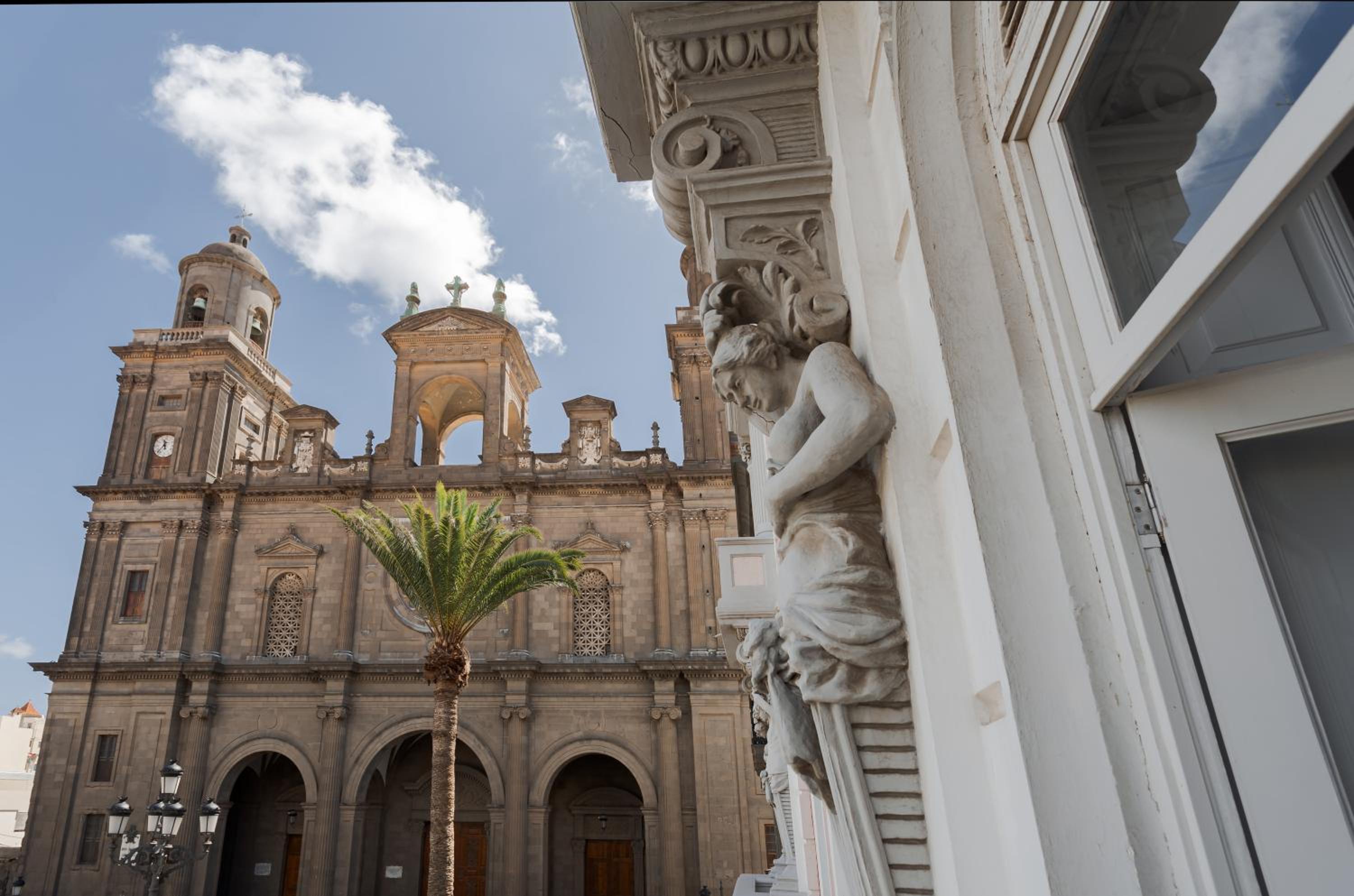 Hotel Santa Ana Suite & Rooms - Image 1