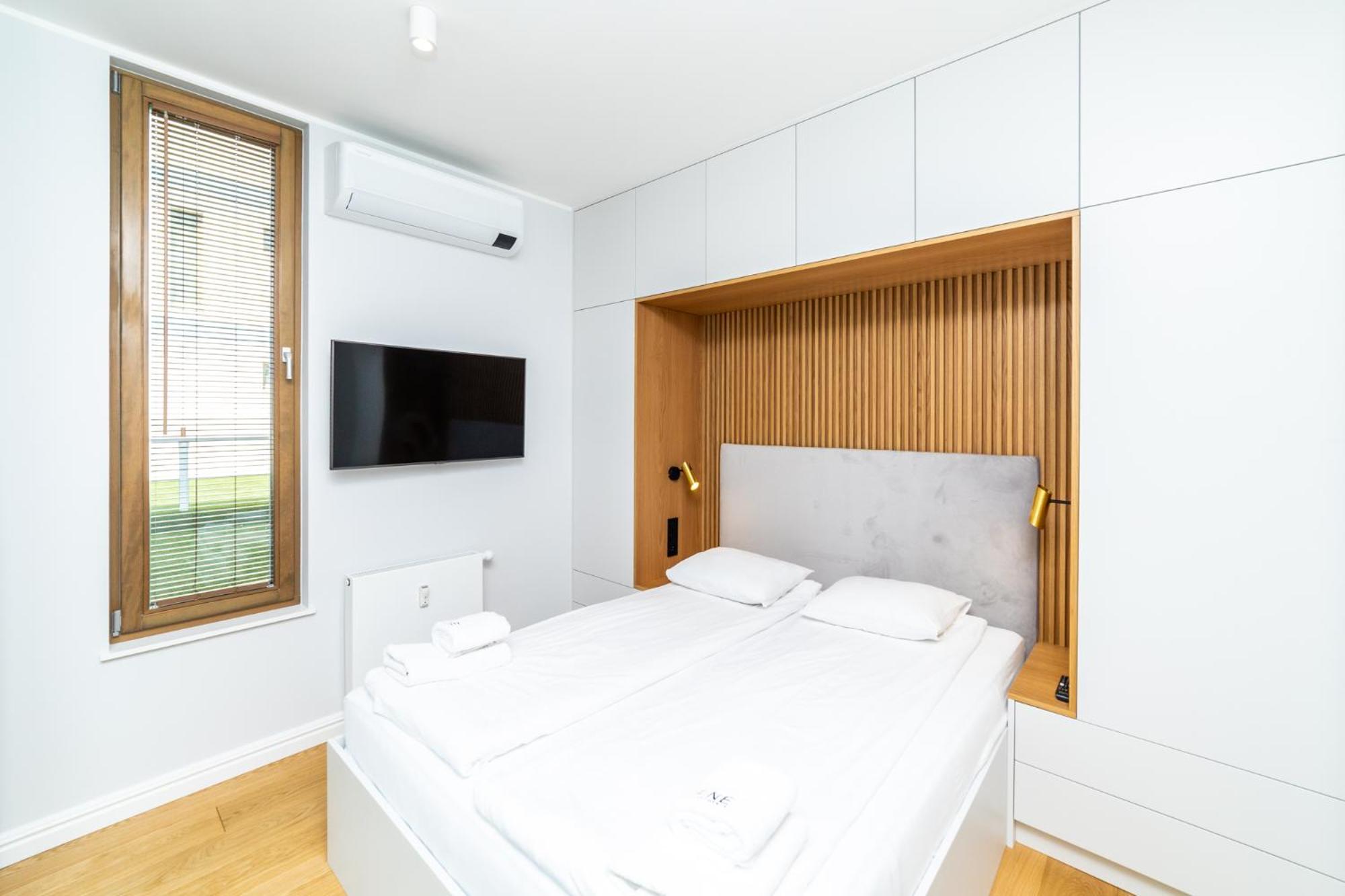 White Deluxe with terrace by OneApartments view 5