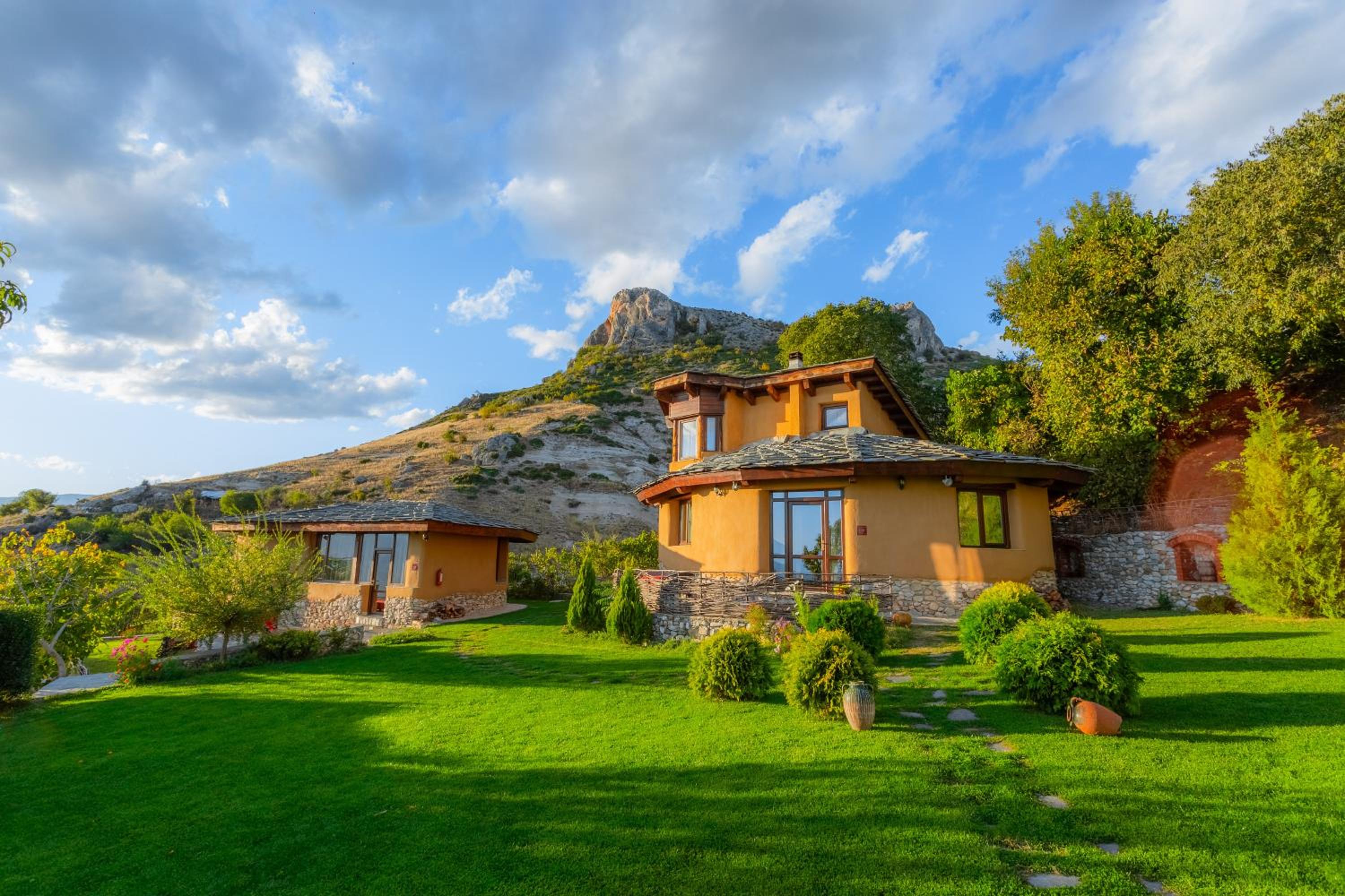 Eco Village Under the Cliffs