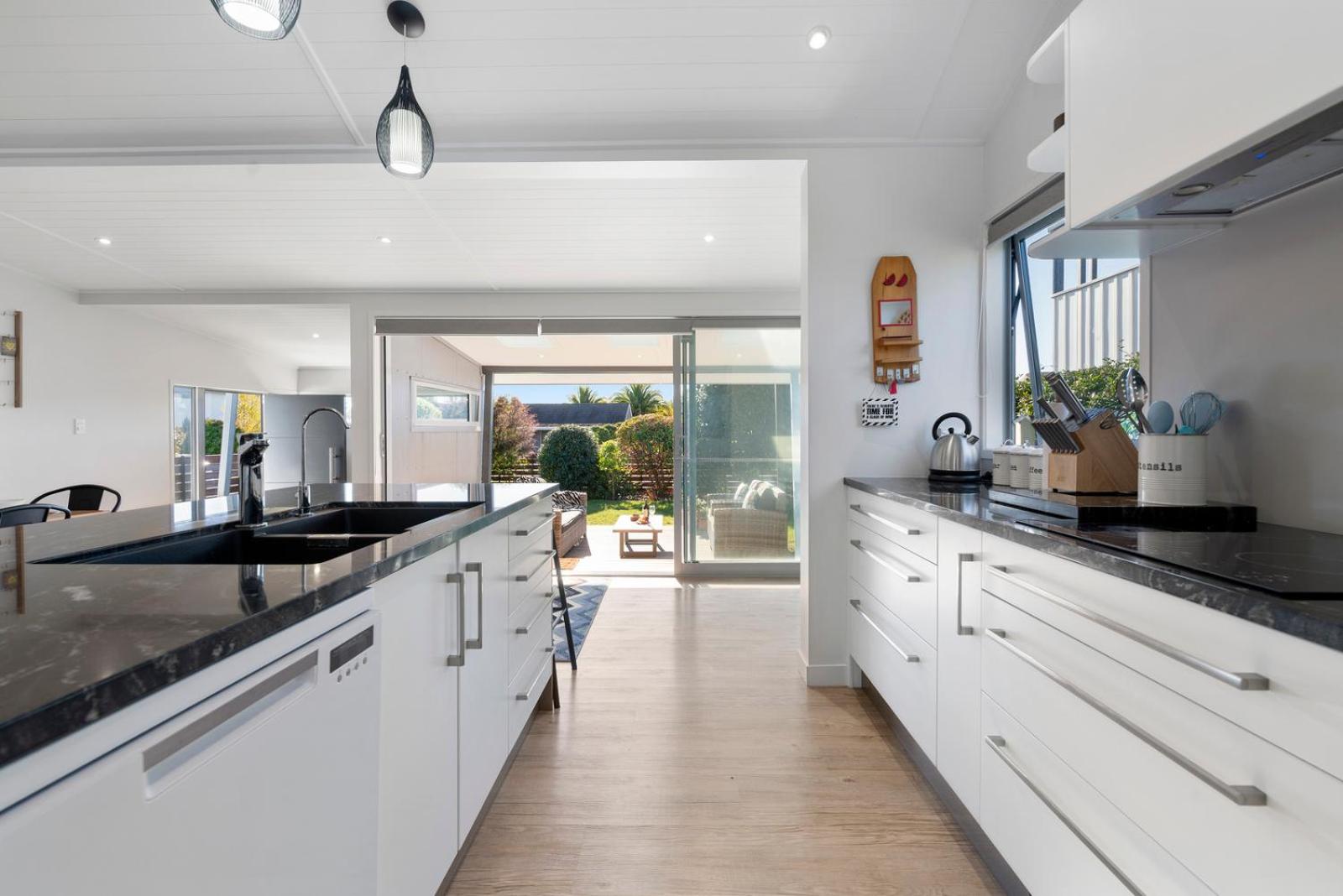 Stunner on Stanley - Wharewaka Holiday Home view 5