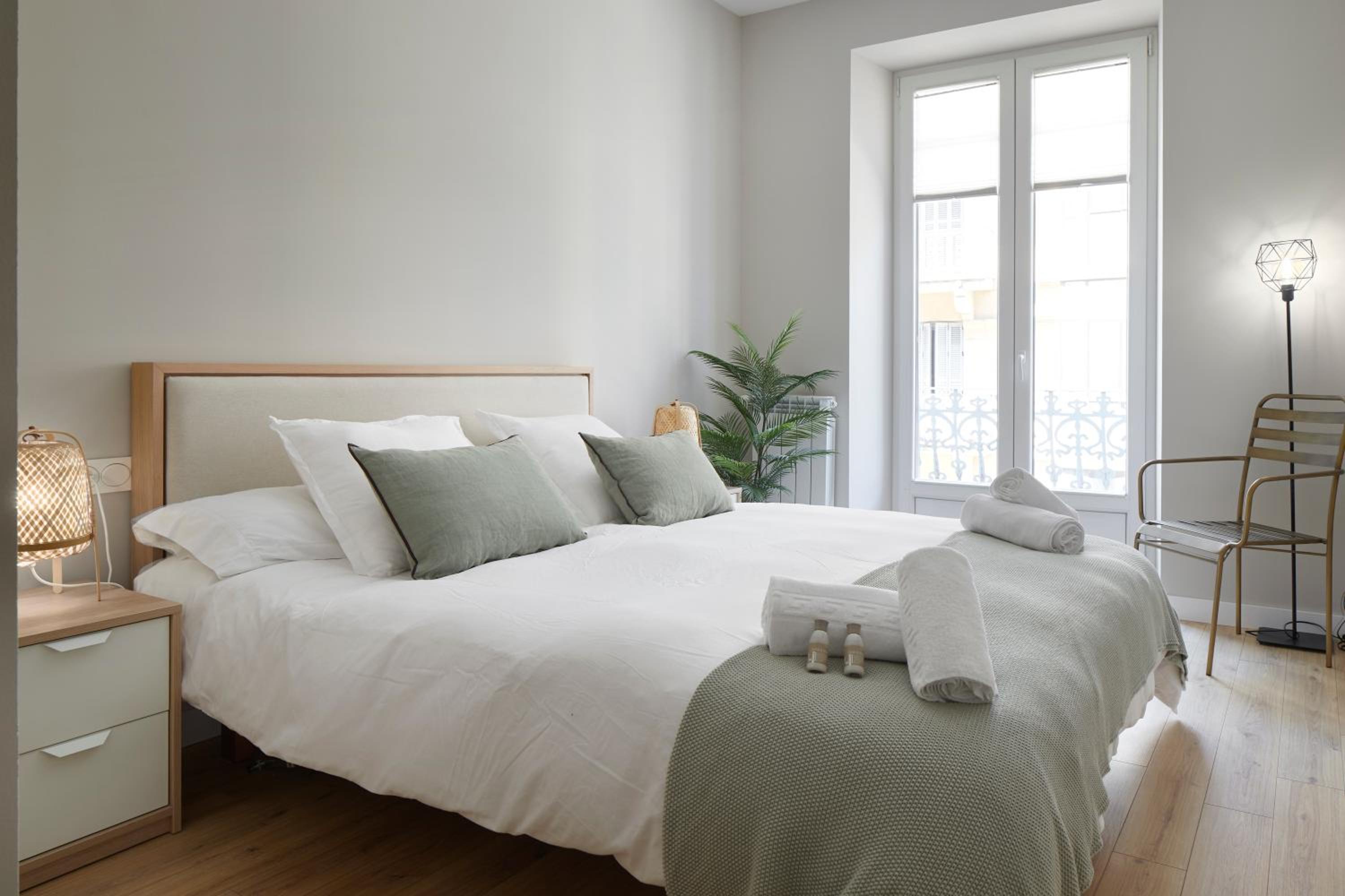 CONCHA SUITE Brand NEW & Style