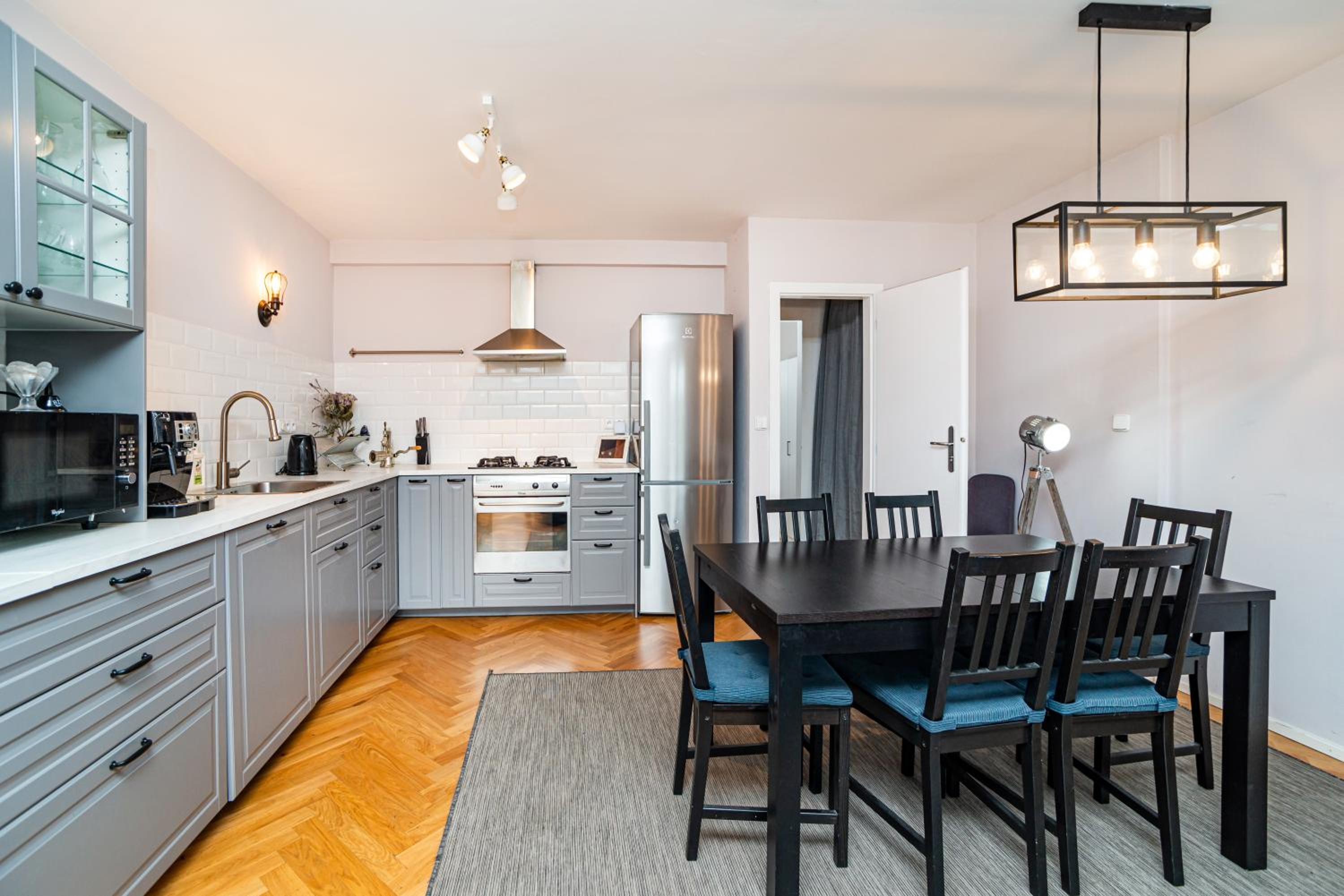 Central, Spacious, Modern 5 Bedrm duplex w/Balcony