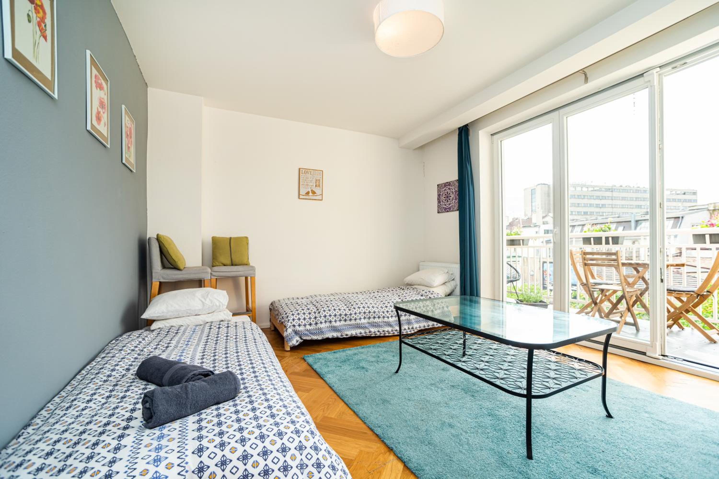 Central, Spacious, Modern 5 Bedrm duplex w/Balcony