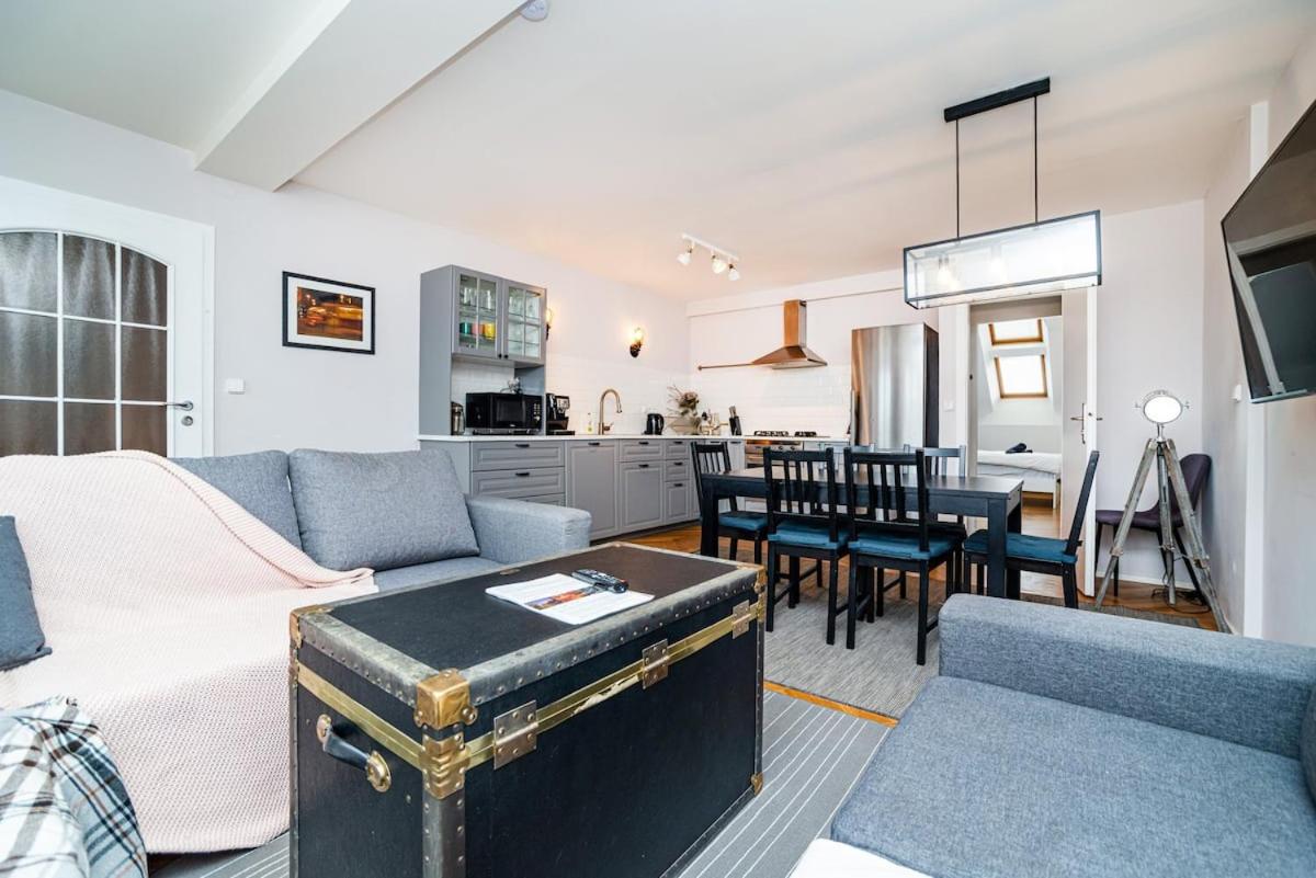 Central, Spacious, Modern 5 Bedrm duplex w/Balcony