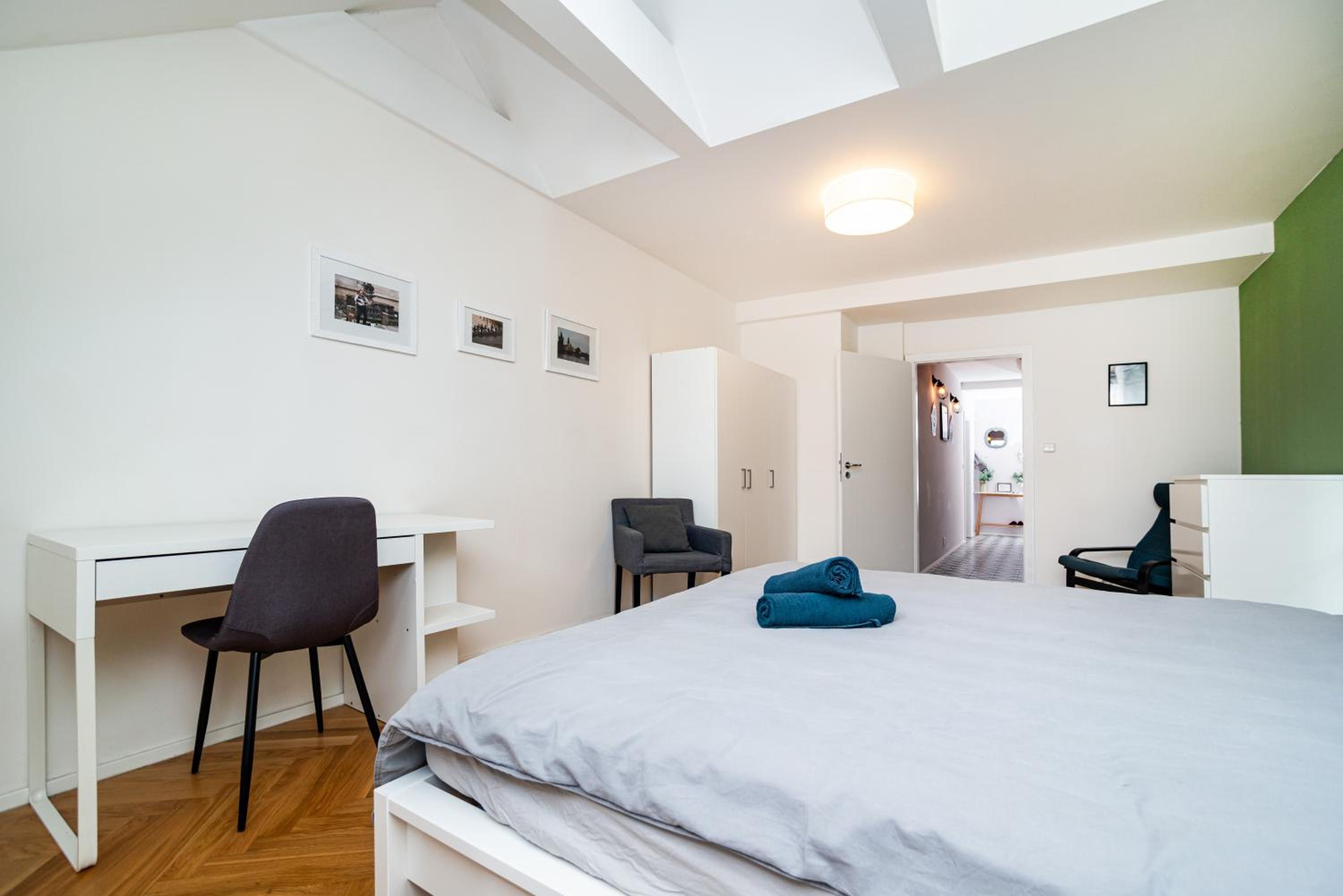 Central, Spacious, Modern 5 Bedrm duplex w/Balcony